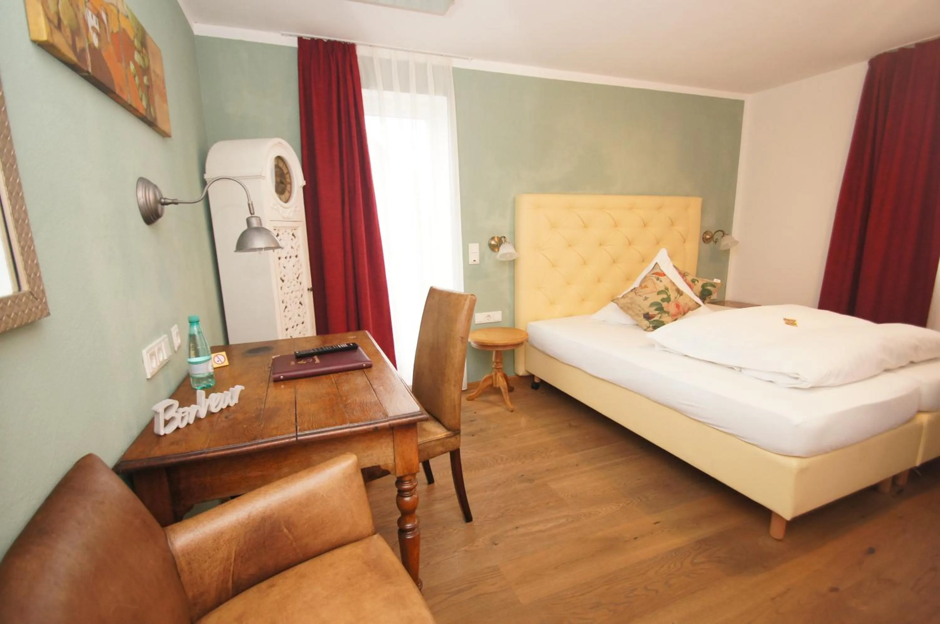 Photo of the whole room, Bed in UNO Hotel Chapeau Noir - Free Parking