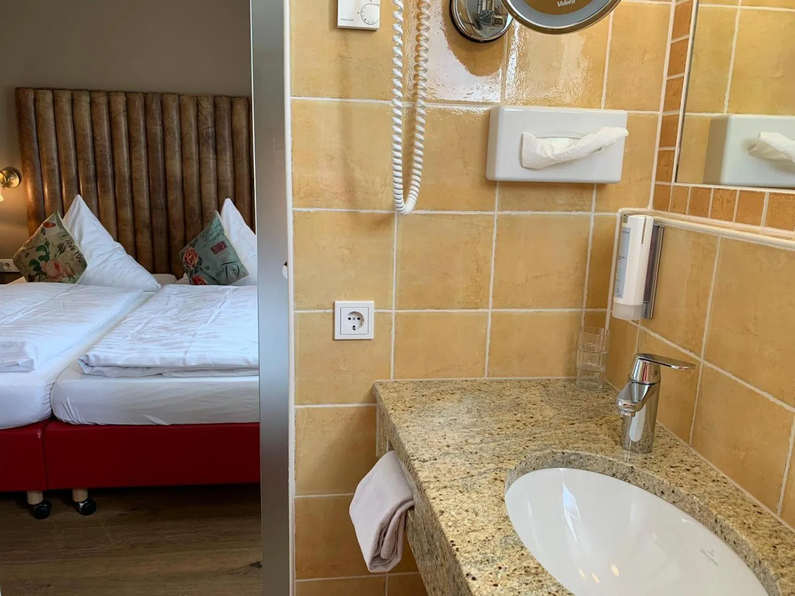 Bathroom, Bed in UNO Hotel Chapeau Noir - Free Parking