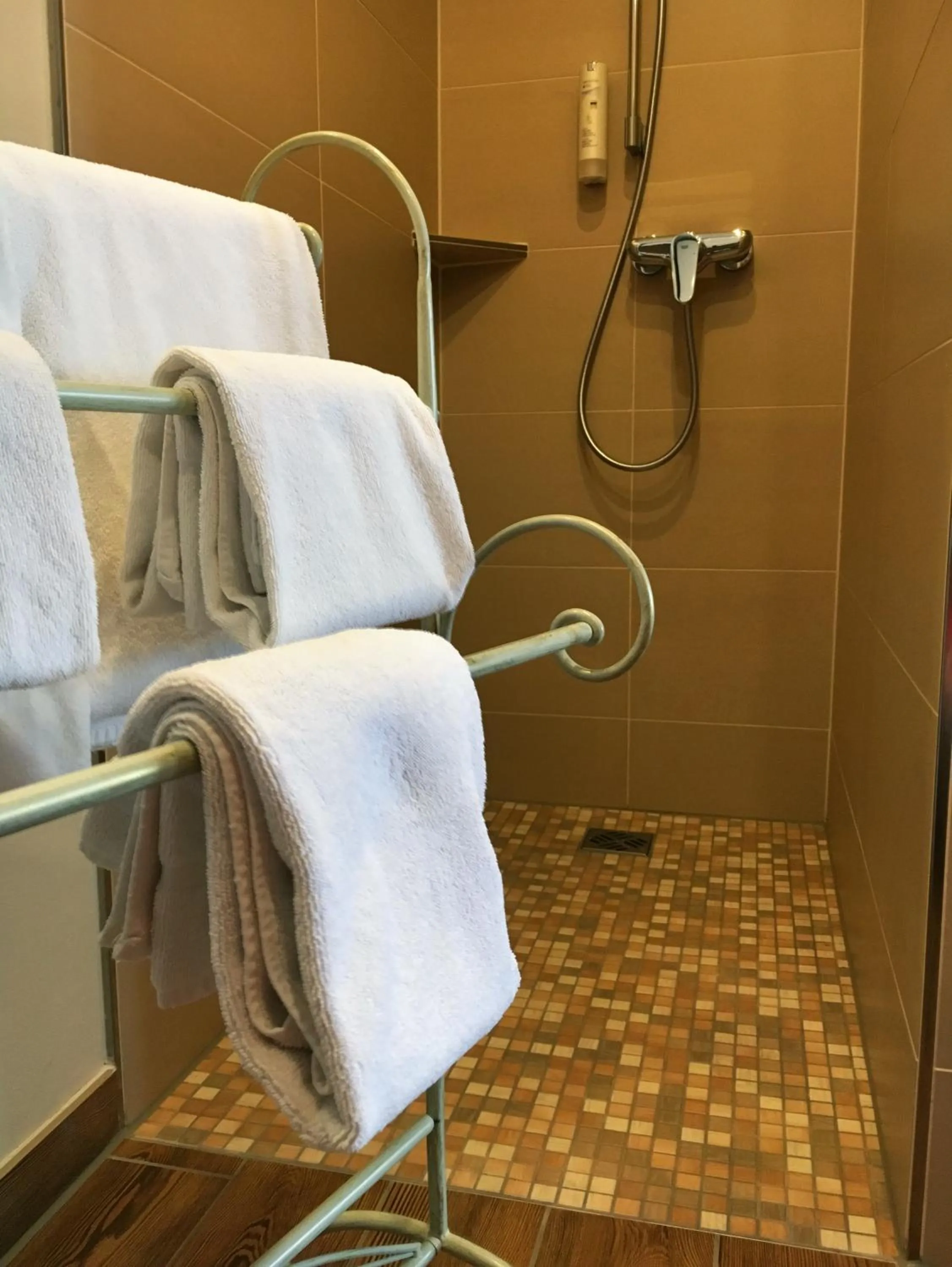 Shower in UNO Hotel Chapeau Noir - Free Parking