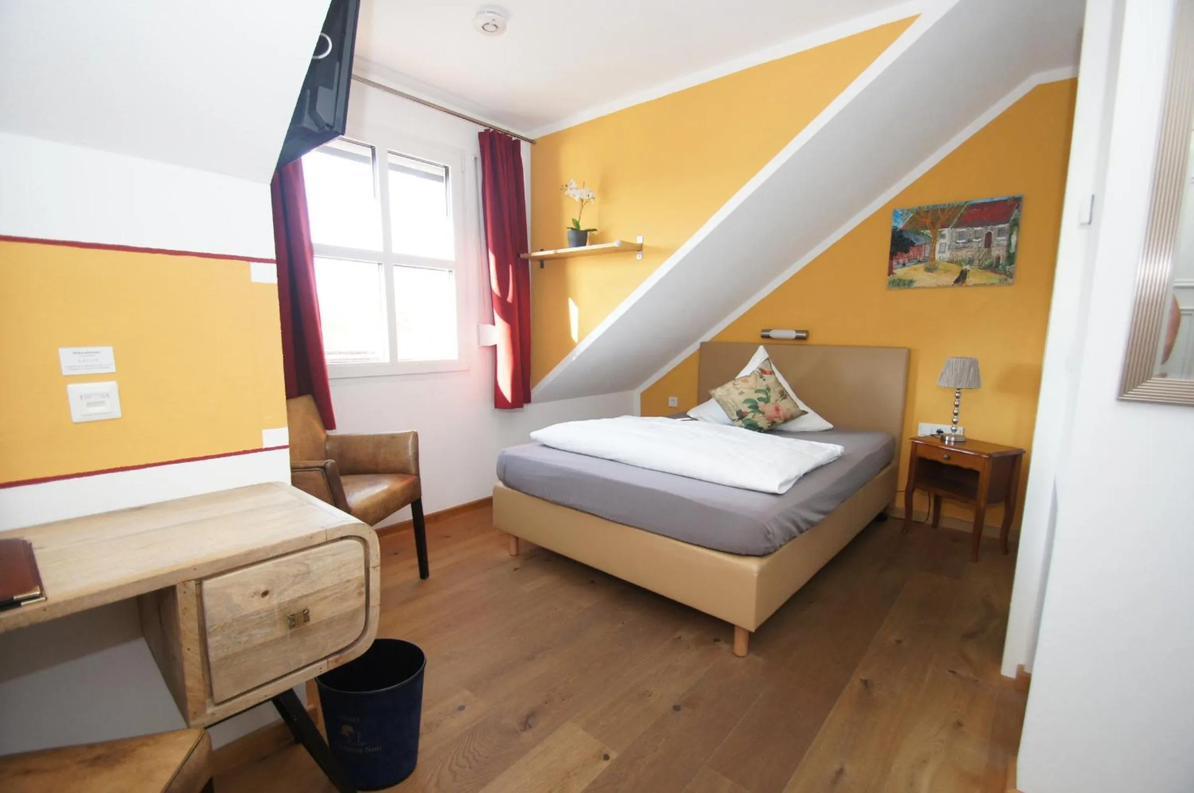 Photo of the whole room, Bed in UNO Hotel Chapeau Noir - Free Parking