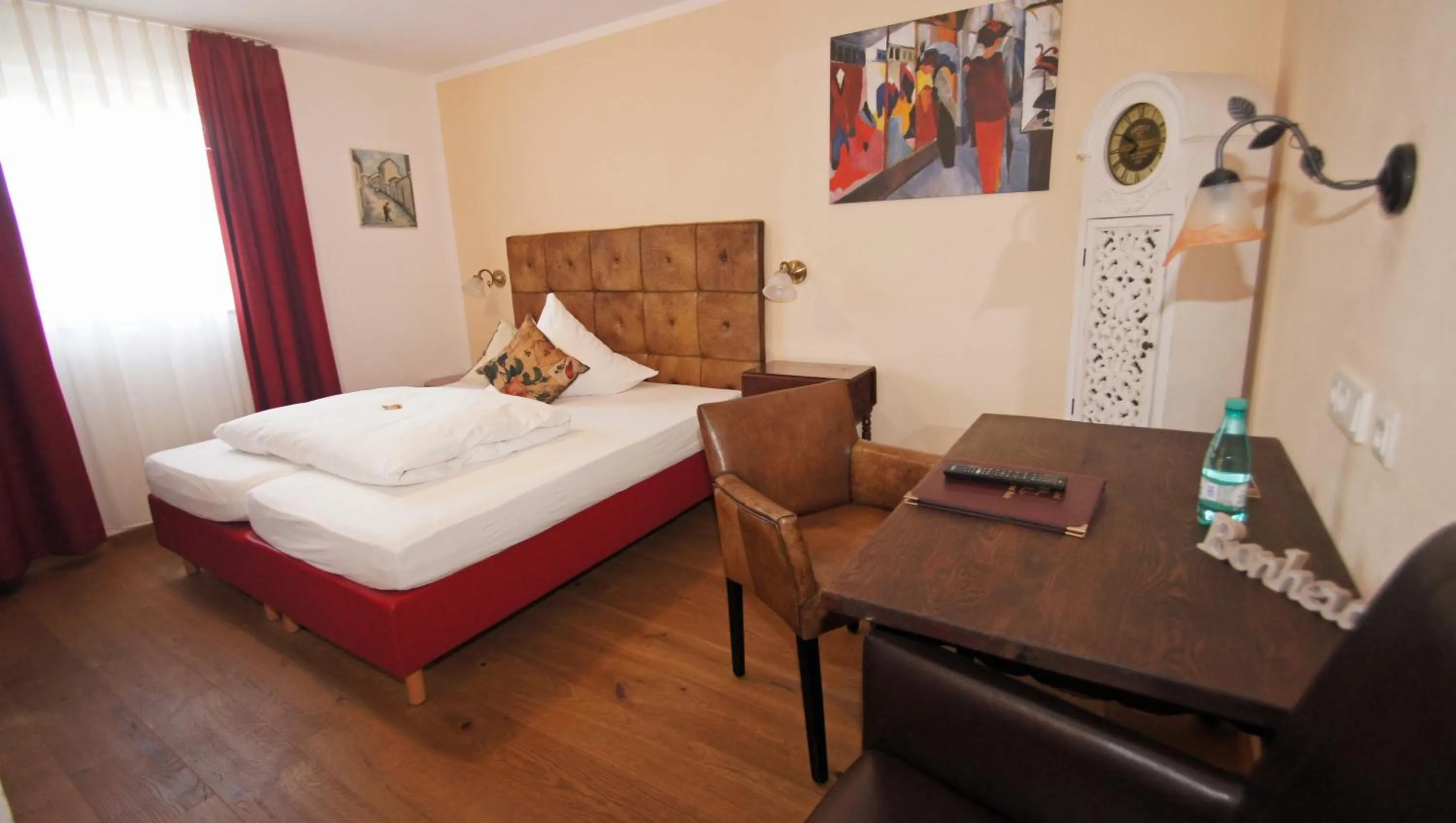 Photo of the whole room, Bed in UNO Hotel Chapeau Noir - Free Parking