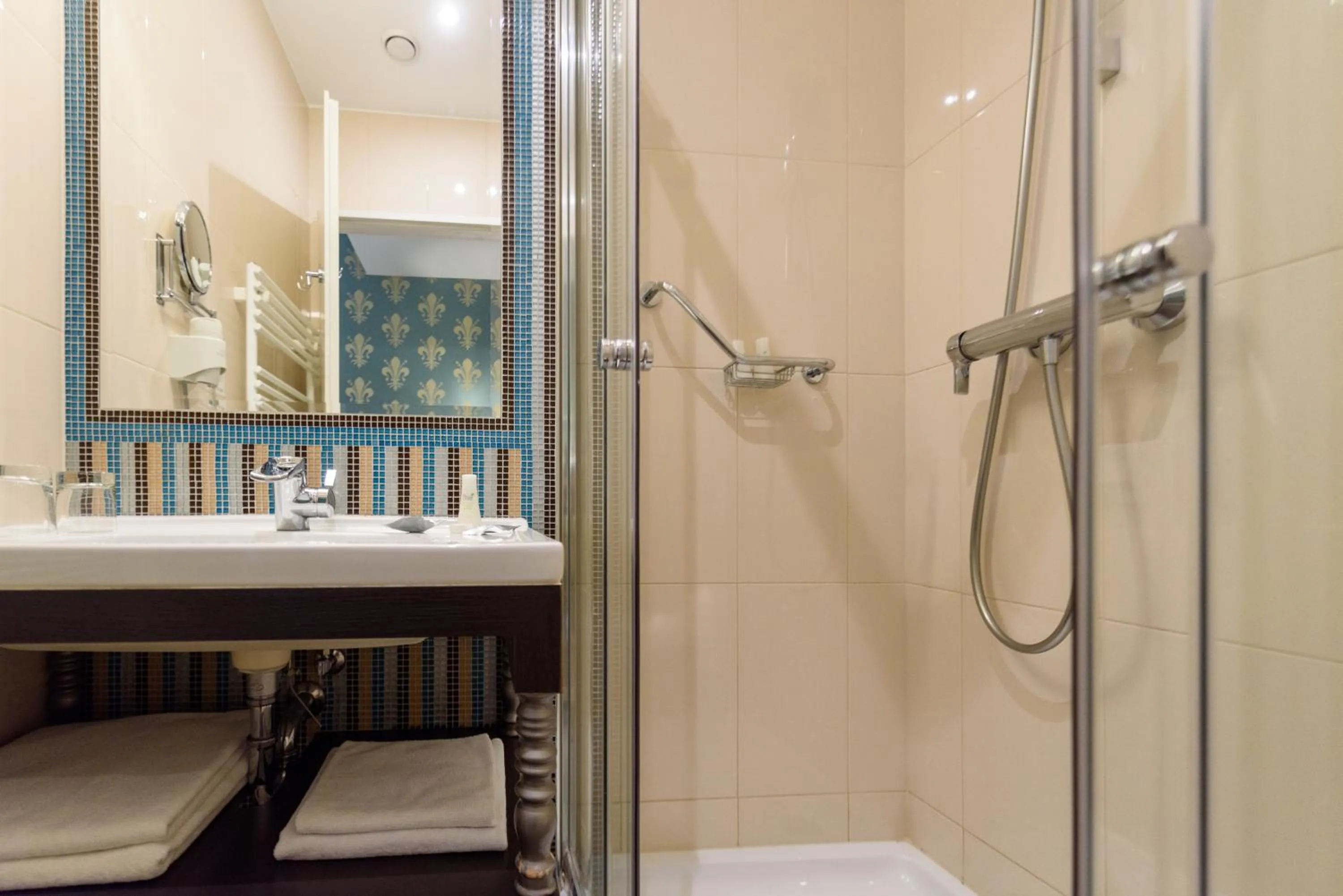 Shower in La Prima Fashion Hotel Budapest