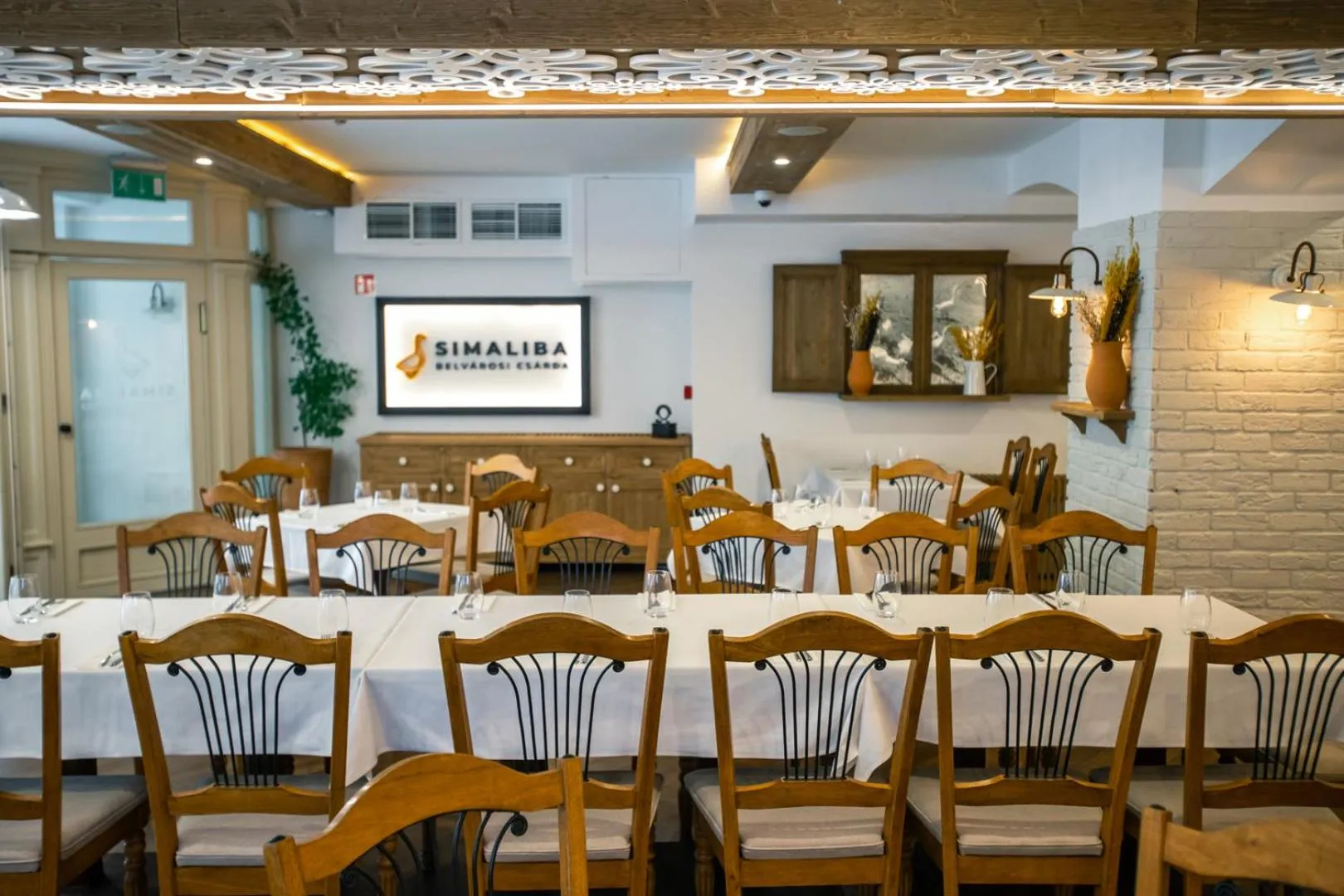 Restaurant/places to eat in La Prima Fashion Hotel Budapest