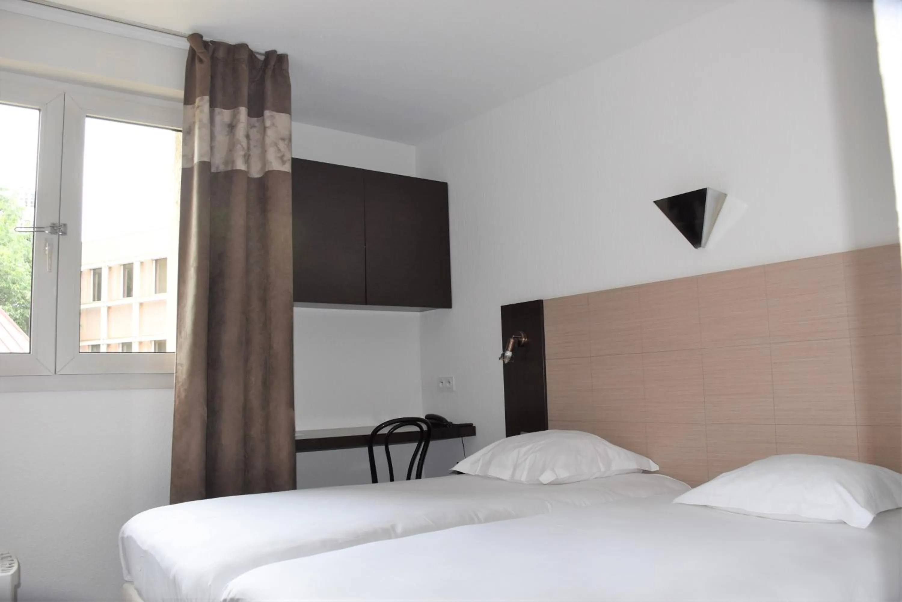 Bed in Adonis Arc Hotel Aix