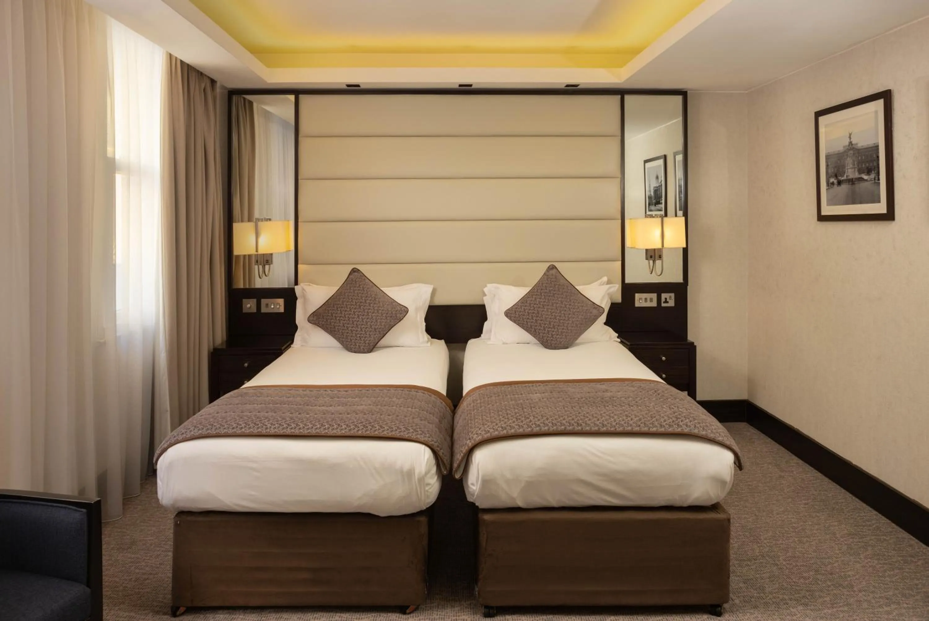 Photo of the whole room, Bed in Montcalm Brewery, London City