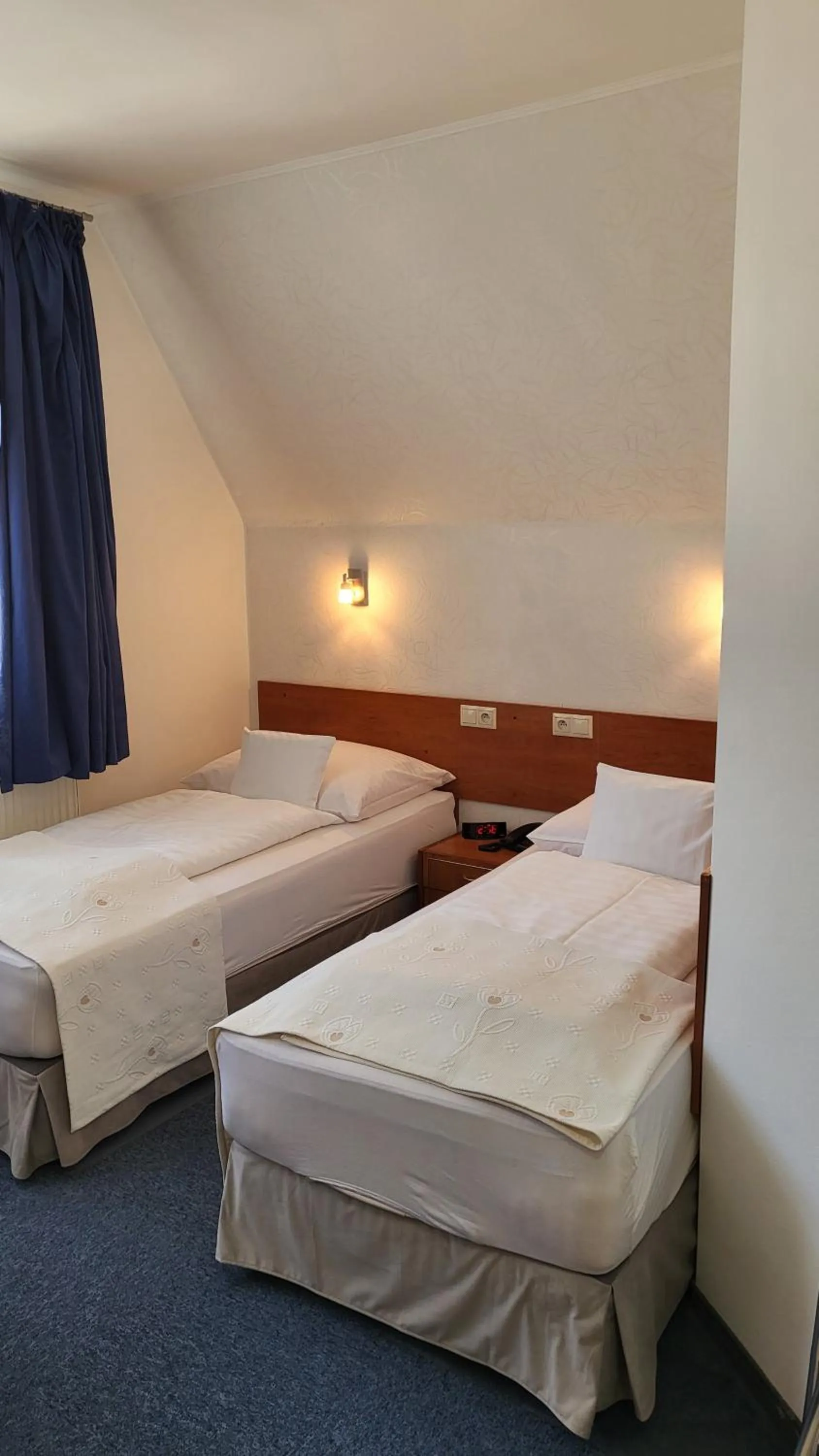 Property building, Bed in Hotel Margit
