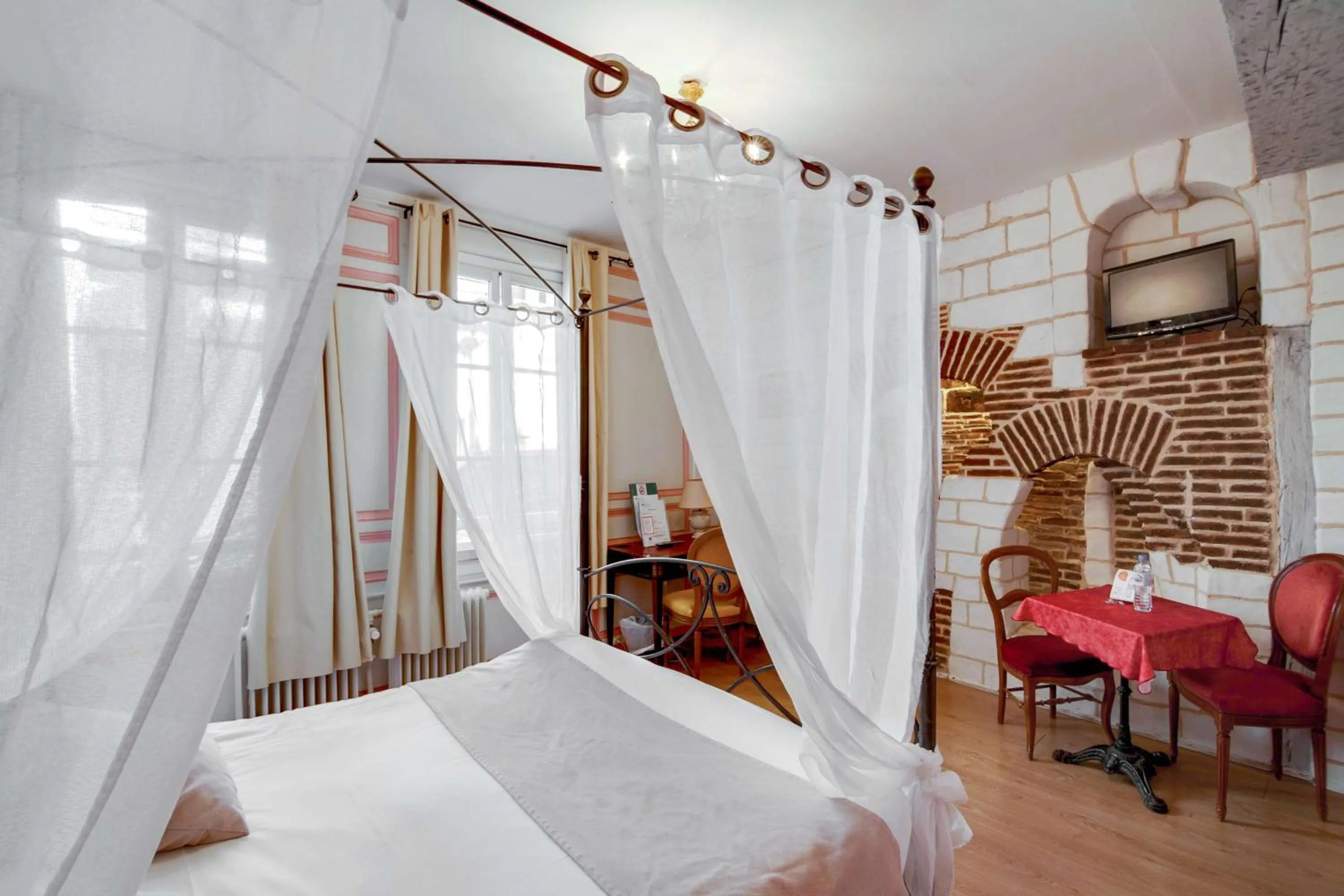 Bedroom, Bed in Brit Hotel Comtes De Champagne - Troyes Centre Historique