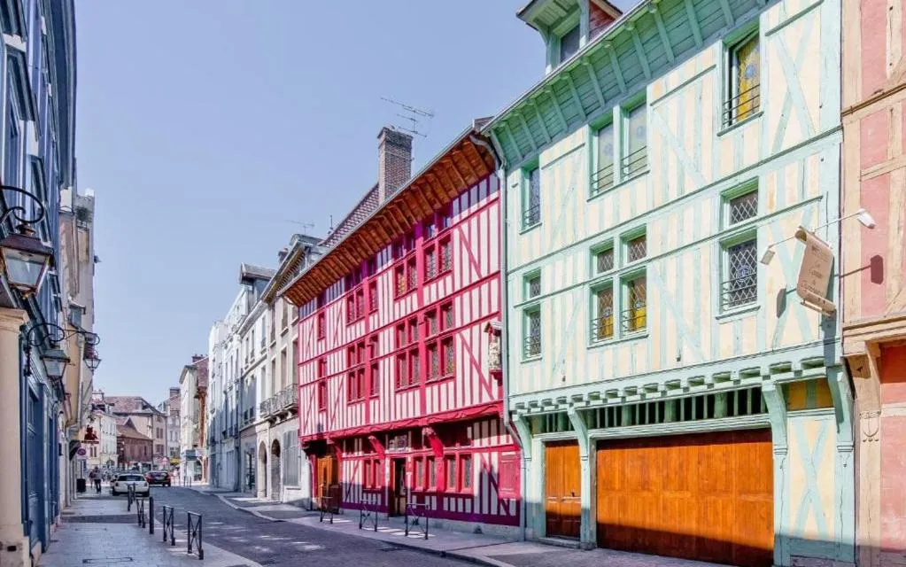Property building in Brit Hotel Comtes De Champagne - Troyes Centre Historique