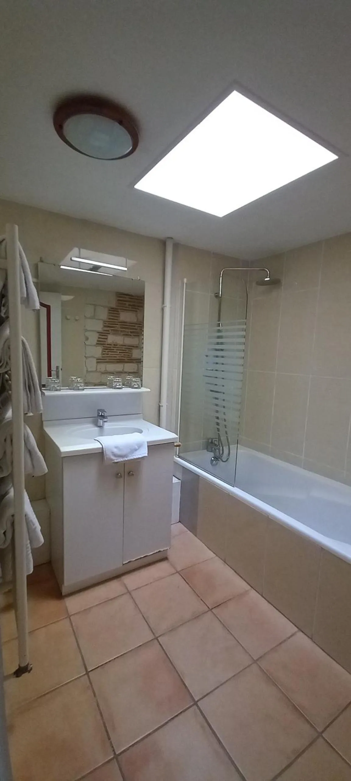 Bathroom in Brit Hotel Comtes De Champagne - Troyes Centre Historique