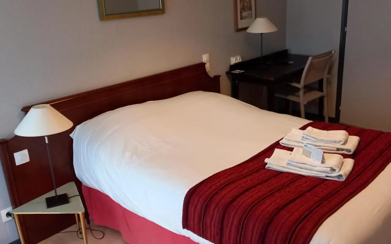 Bedroom, Bed in Brit Hotel Comtes De Champagne - Troyes Centre Historique