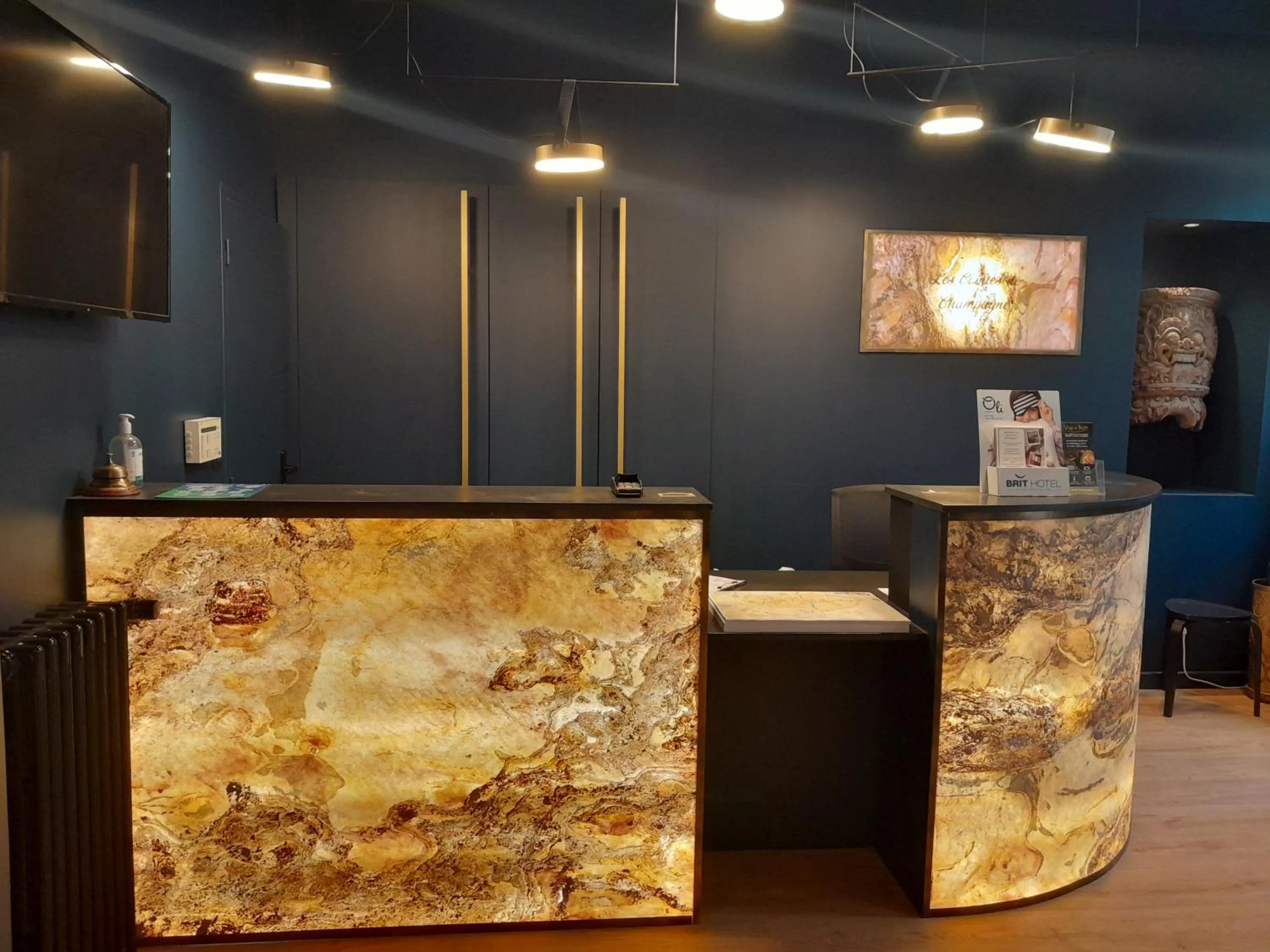 Lobby or reception in Brit Hotel Comtes De Champagne - Troyes Centre Historique