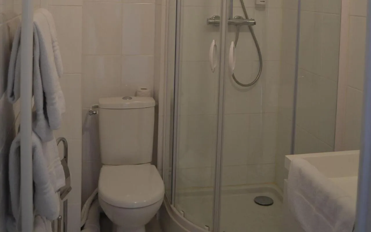 Bathroom in Brit Hotel Comtes De Champagne - Troyes Centre Historique