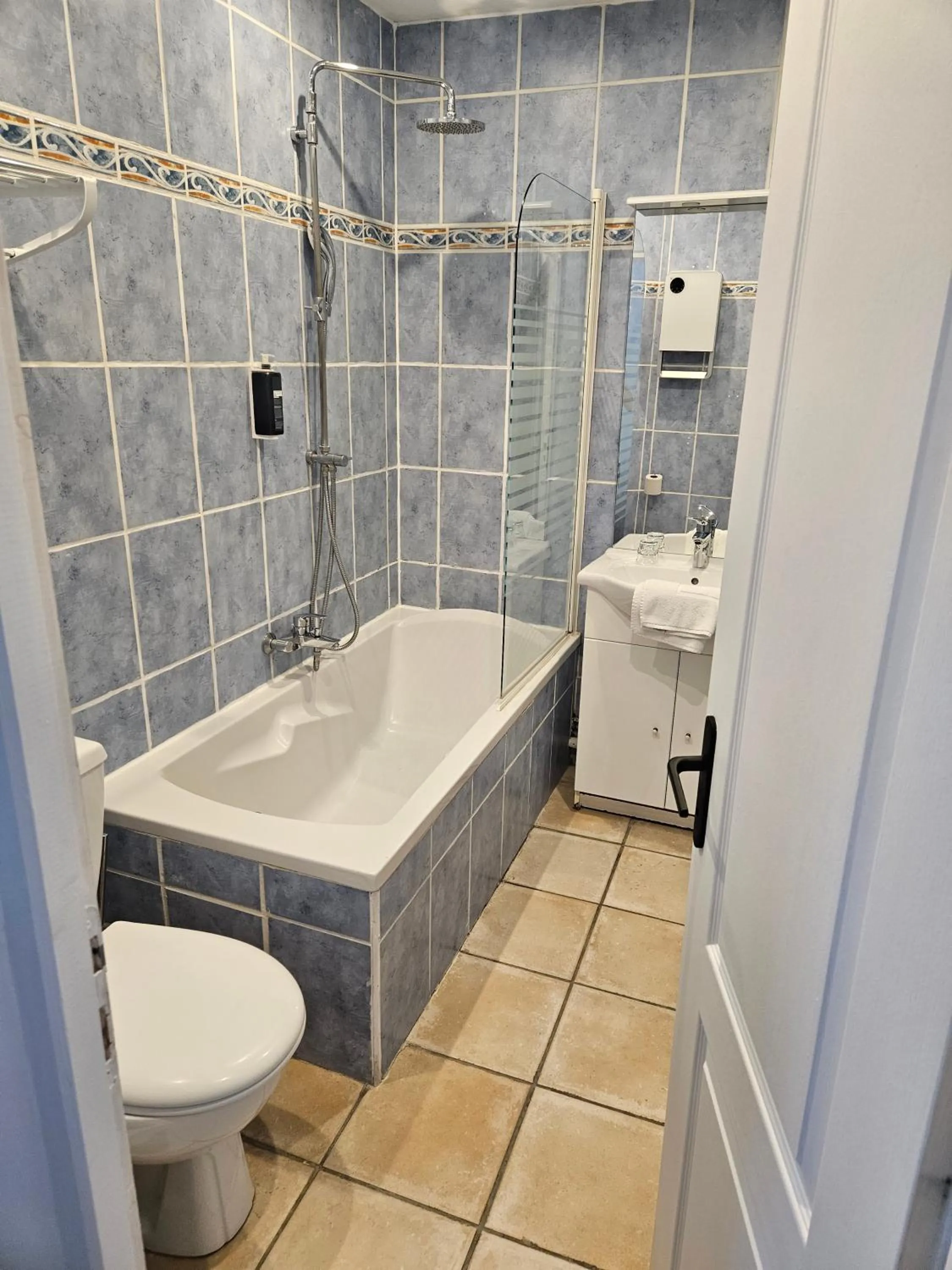 Bathroom in Brit Hotel Comtes De Champagne - Troyes Centre Historique