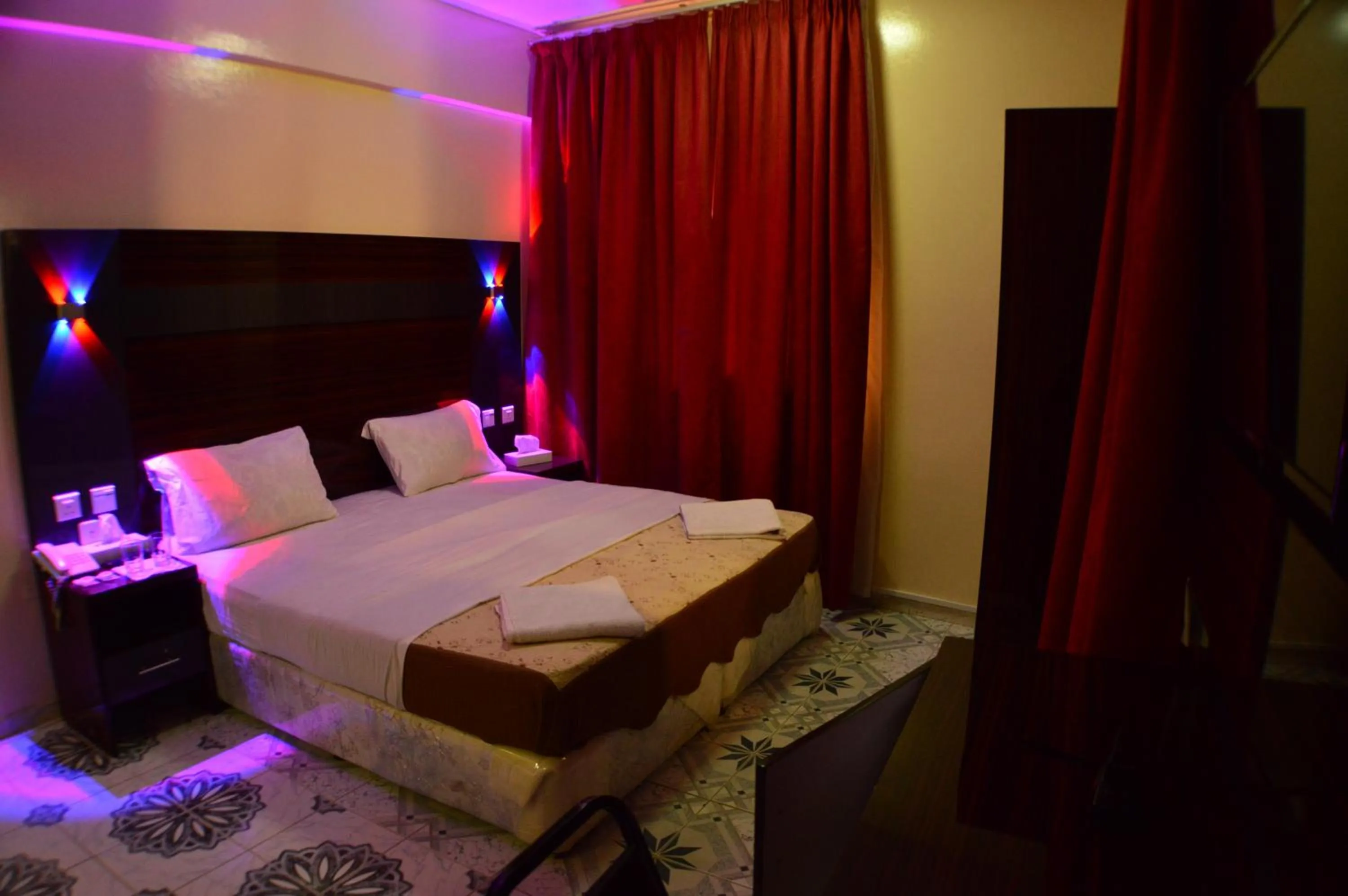 Bedroom, Bed in Tehran Hotel