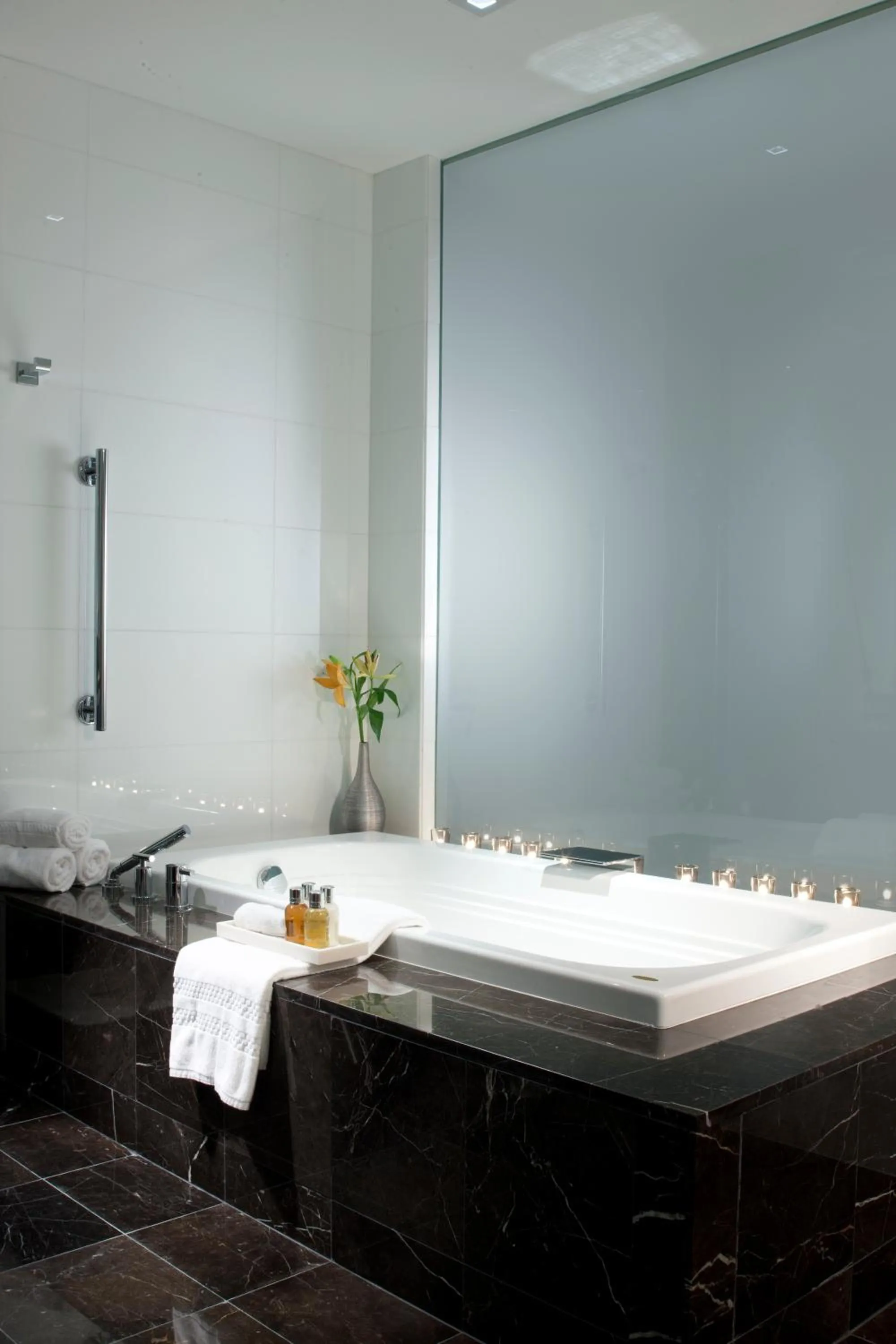 Bathroom in Hotel Beaux Arts, Autograph Collection