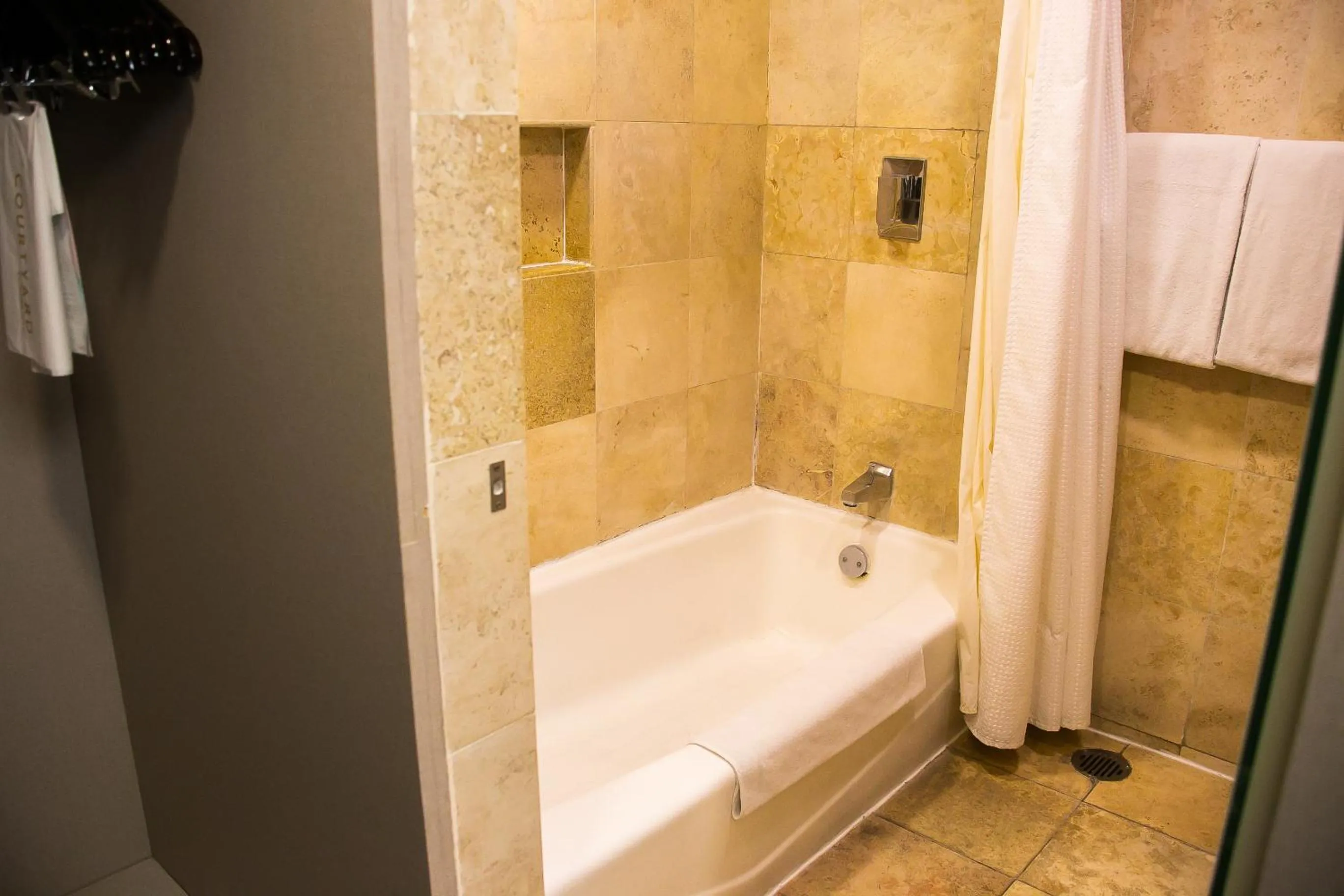 Bath in Courtyard by Marriott Puebla Las Animas