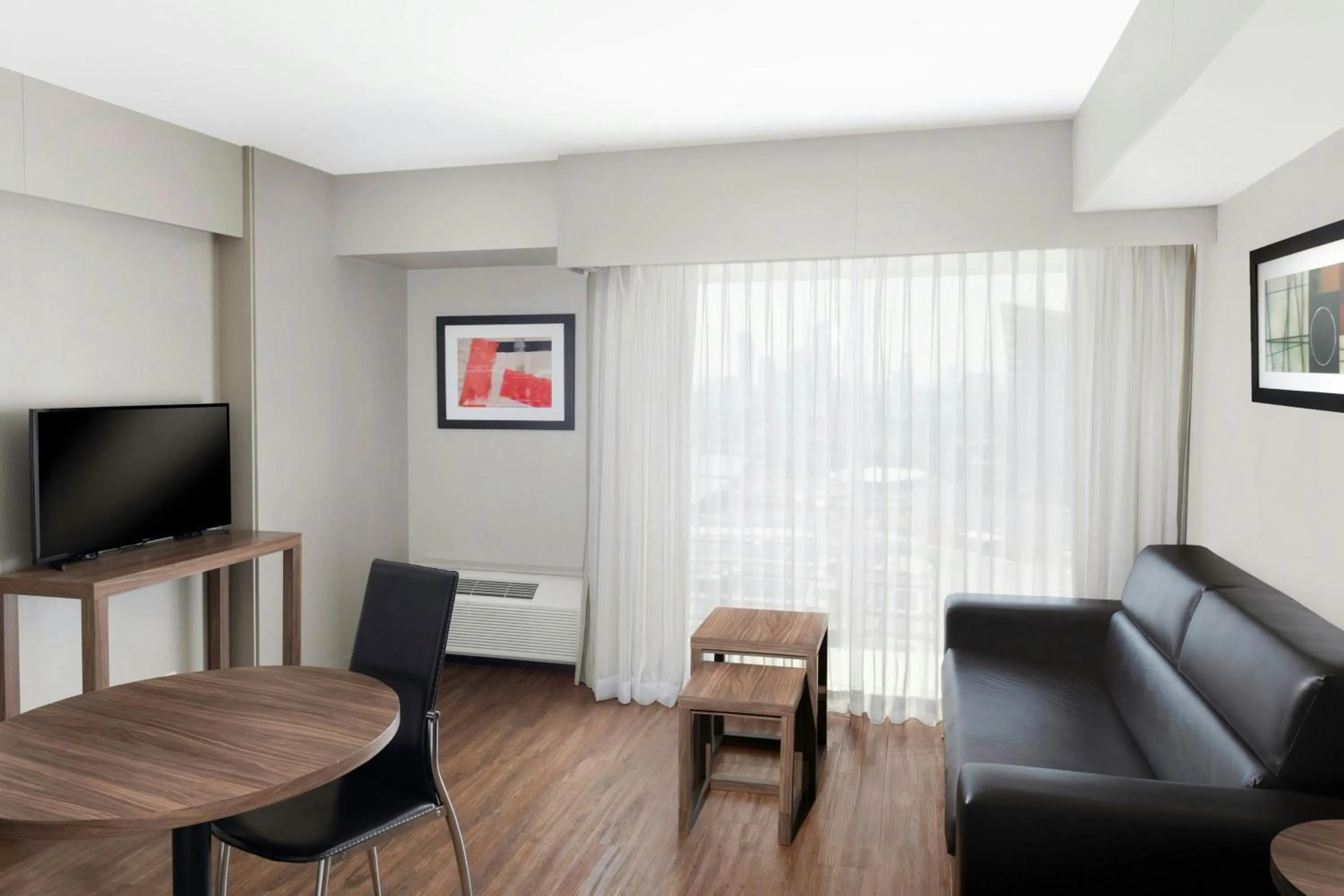 Living room in Courtyard by Marriott Puebla Las Animas