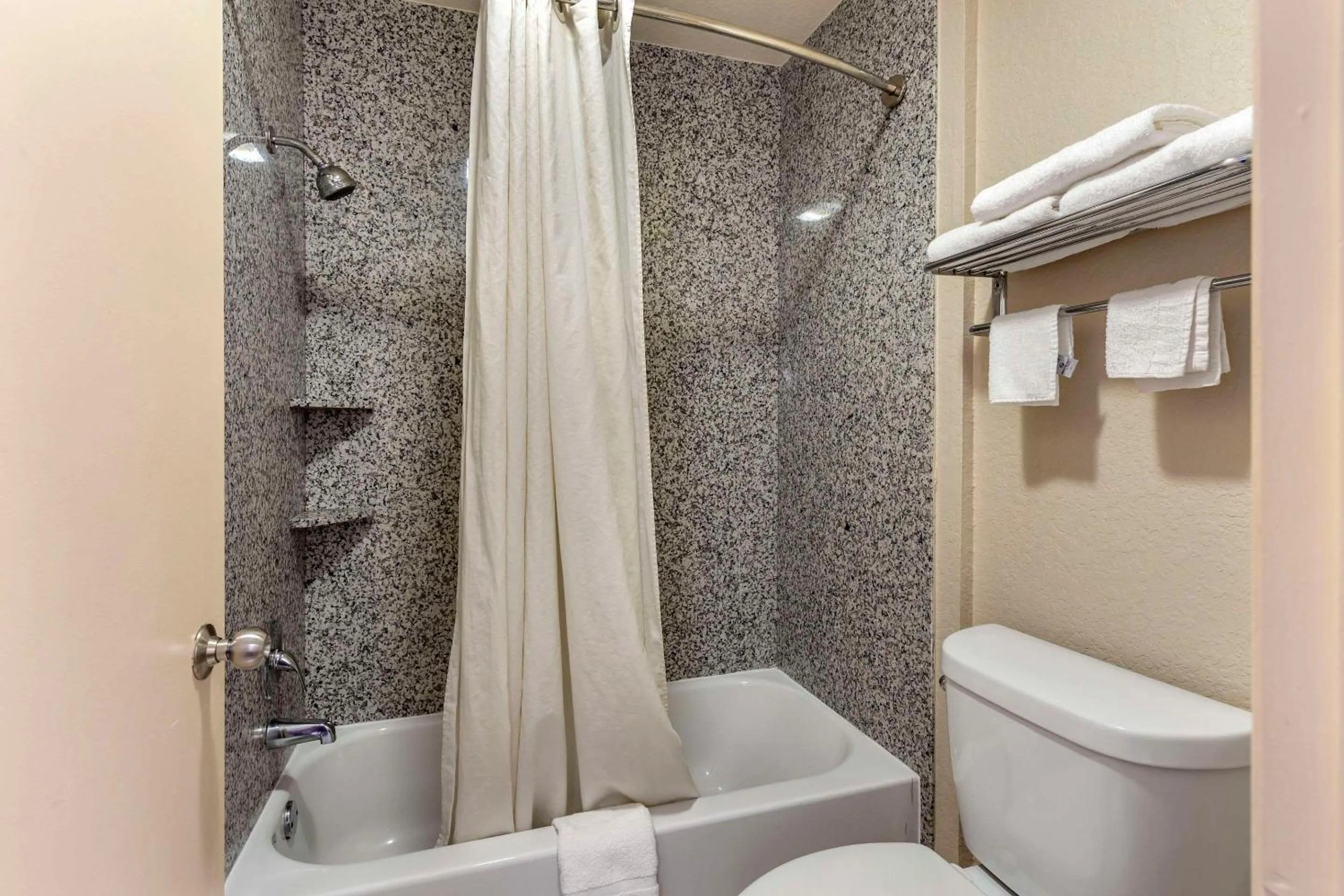 Bedroom in Econo Lodge Near Lackland Air Force Base-SeaWorld