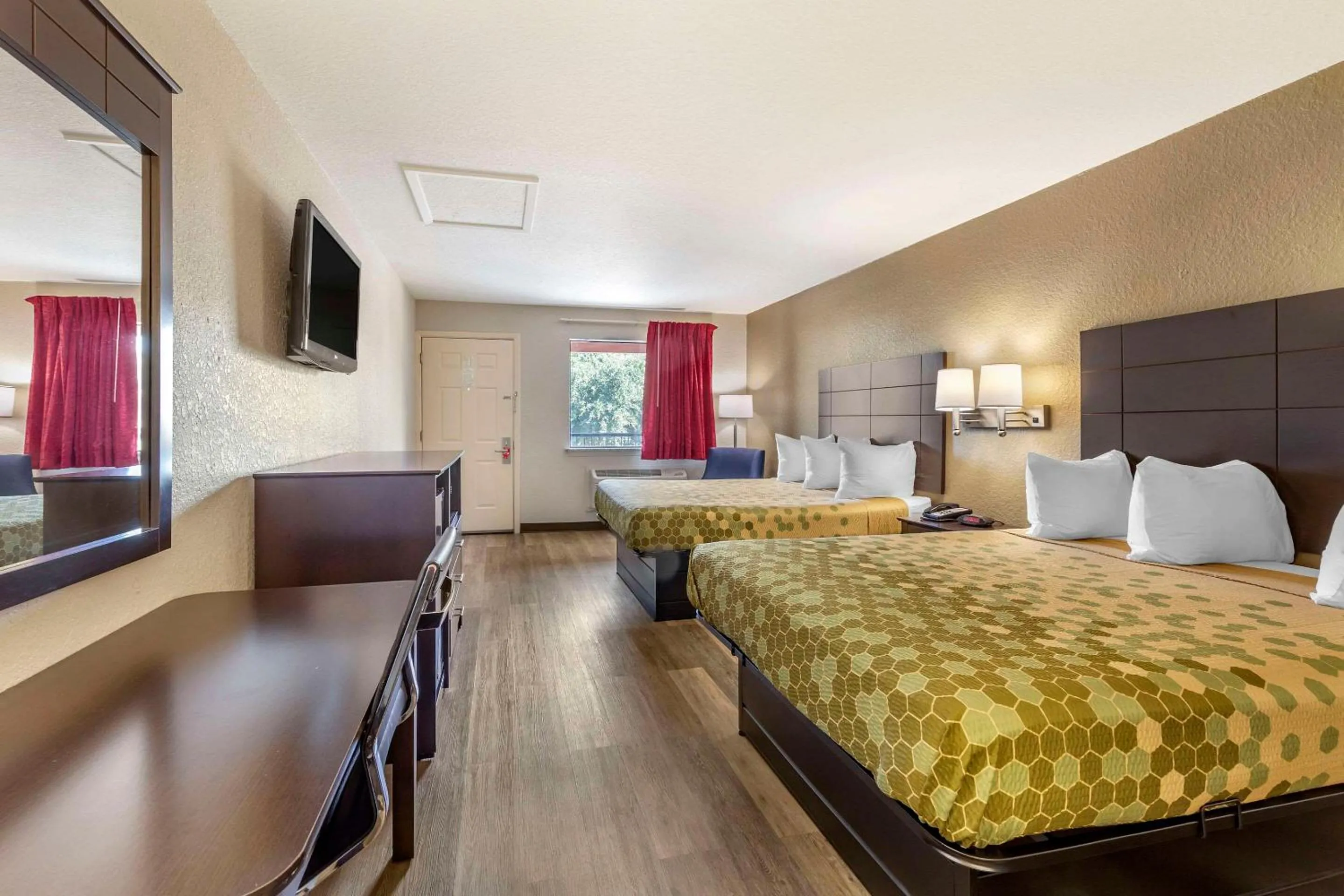 Bedroom, Bed in Econo Lodge Near Lackland Air Force Base-SeaWorld