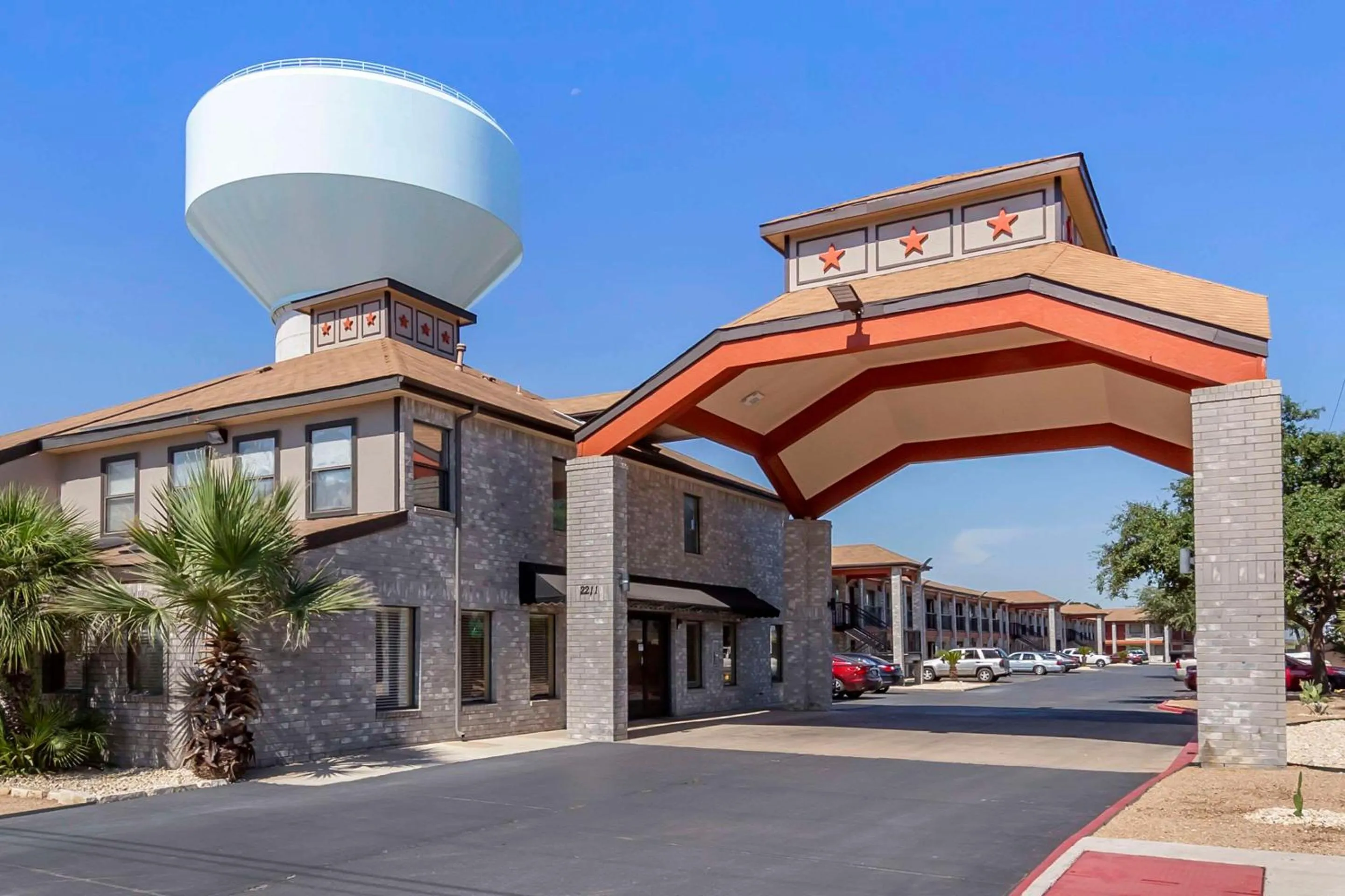 Property building in Econo Lodge Near Lackland Air Force Base-SeaWorld