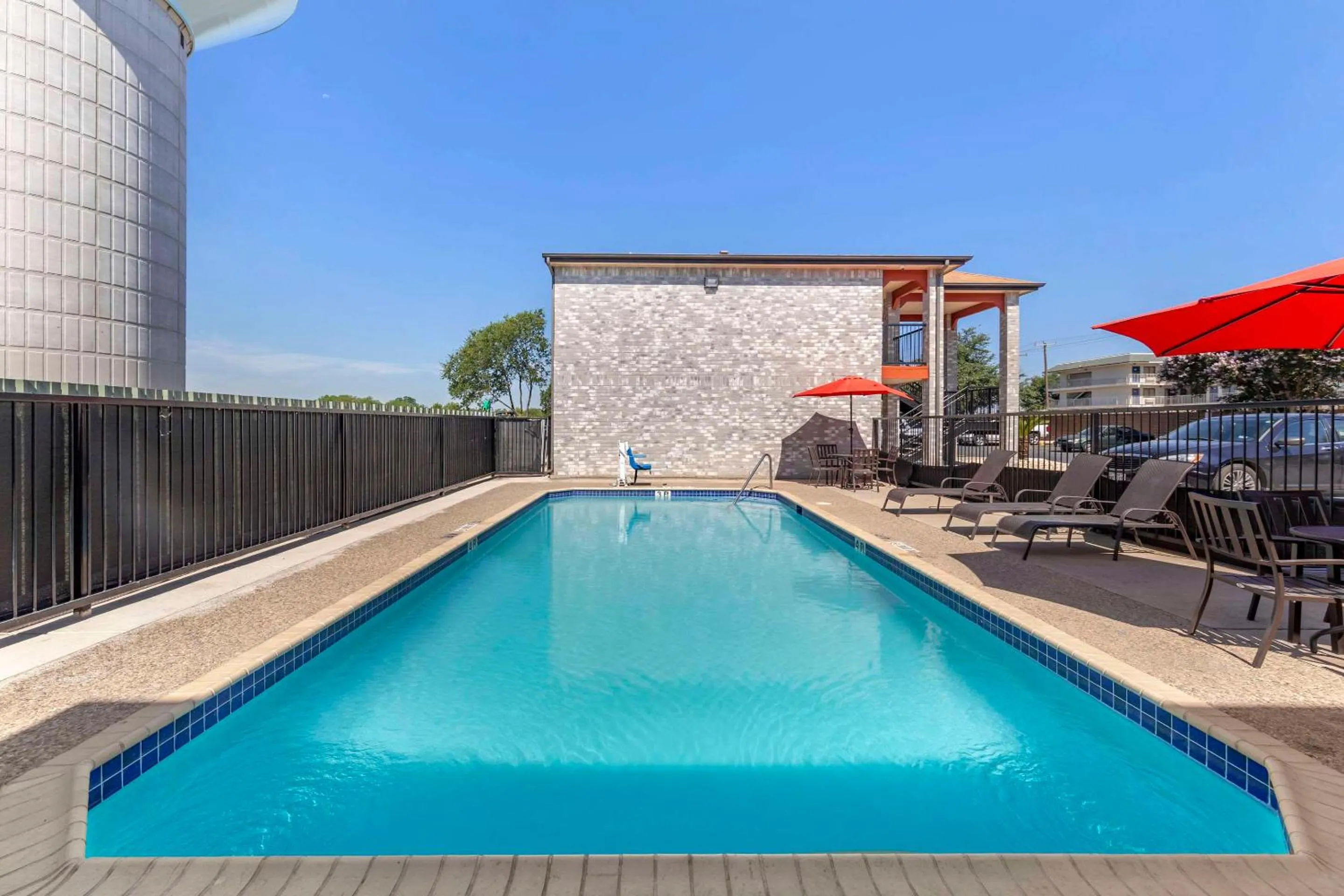 Swimming pool in Econo Lodge Near Lackland Air Force Base-SeaWorld