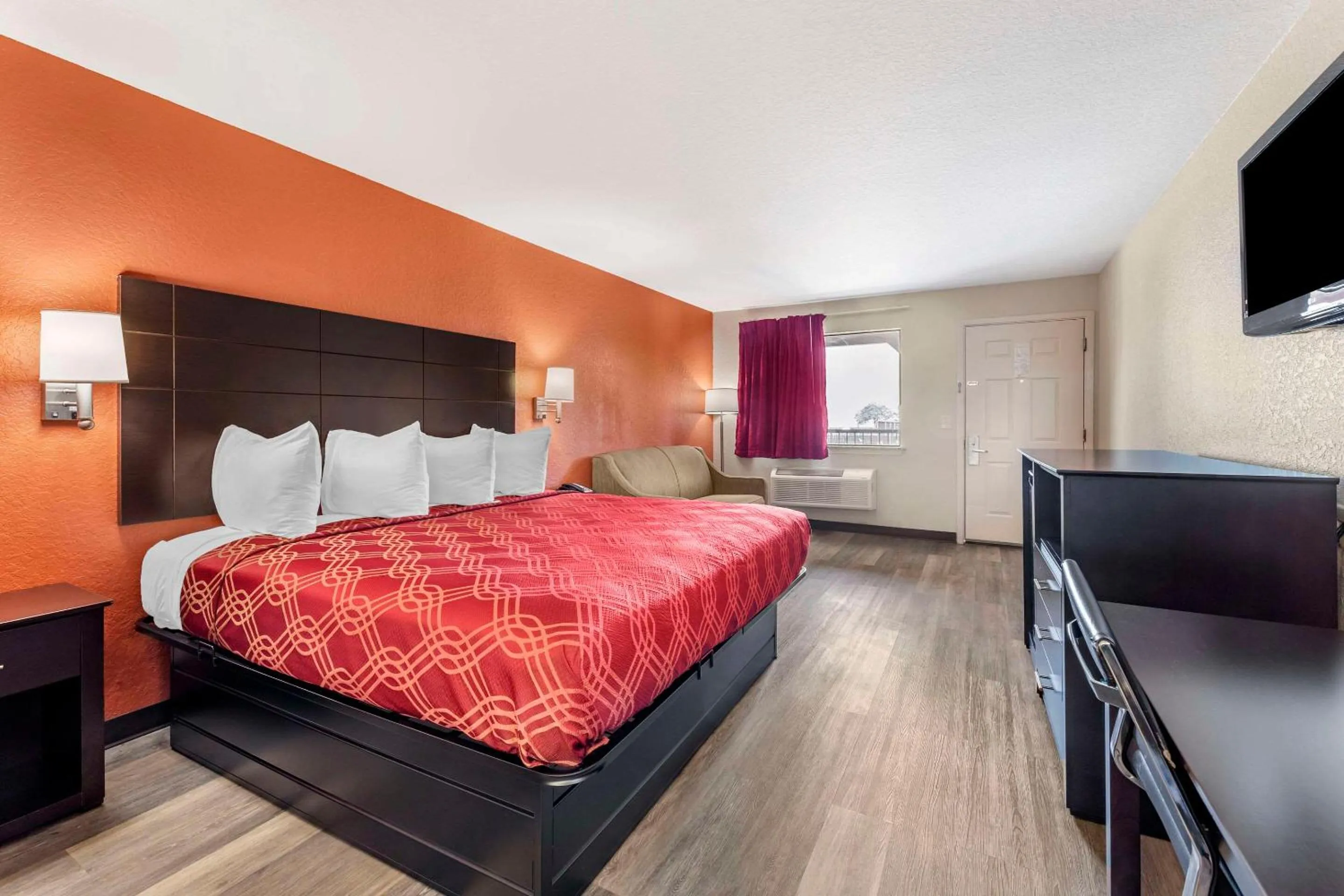 Bedroom, Bed in Econo Lodge Near Lackland Air Force Base-SeaWorld