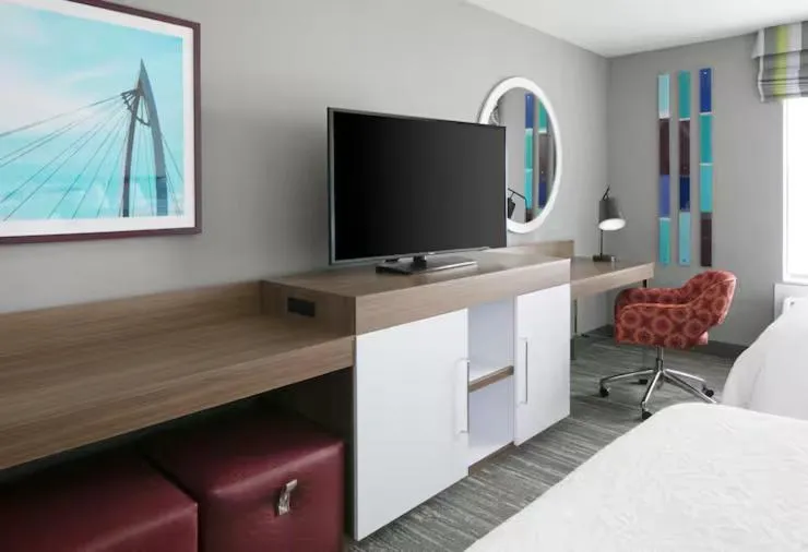 TV and multimedia, Bed in Hampton Inn By Hilton Wichita Northwest