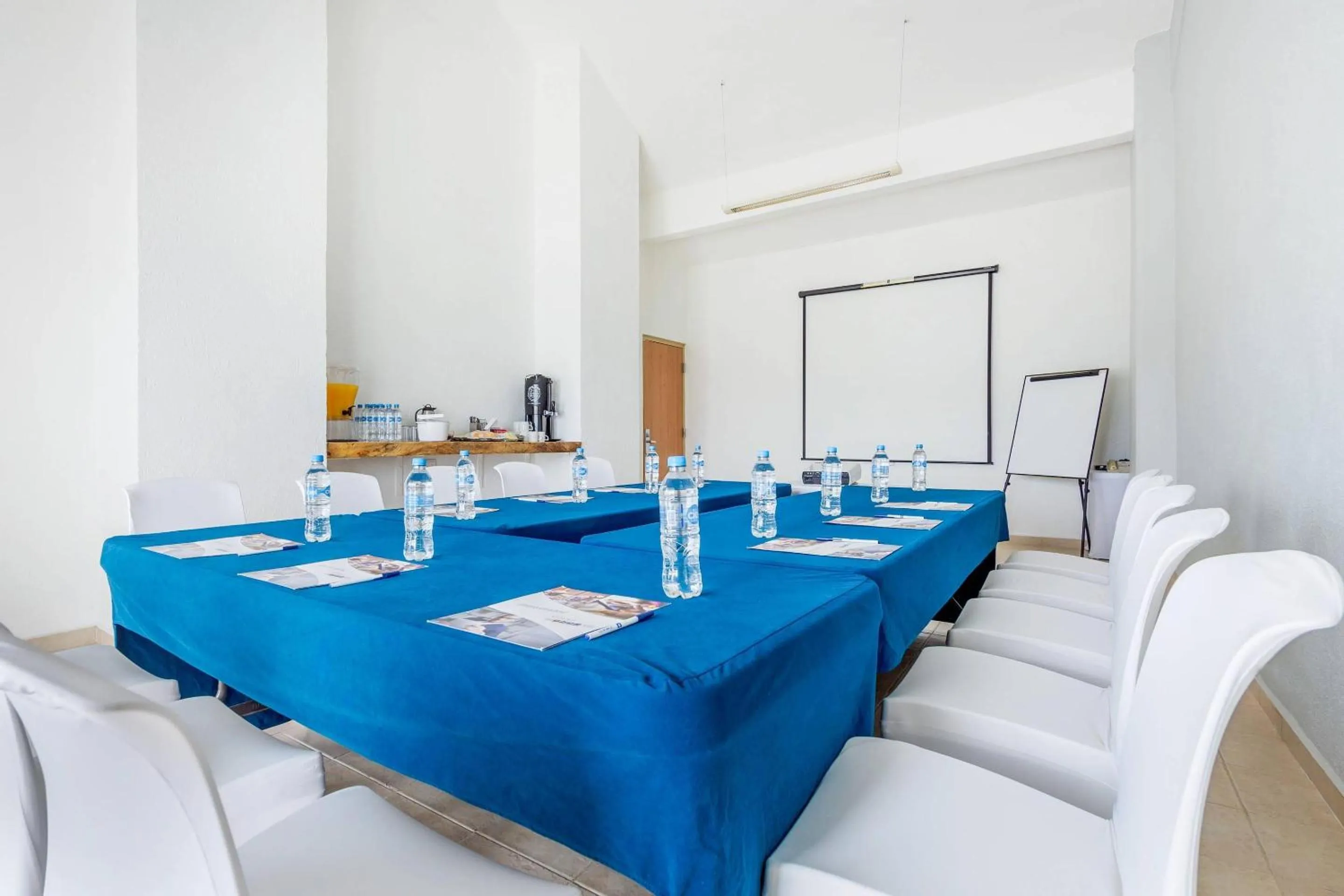 Meeting/conference room in Comfort Inn Puerto Vallarta Golfside & Marina