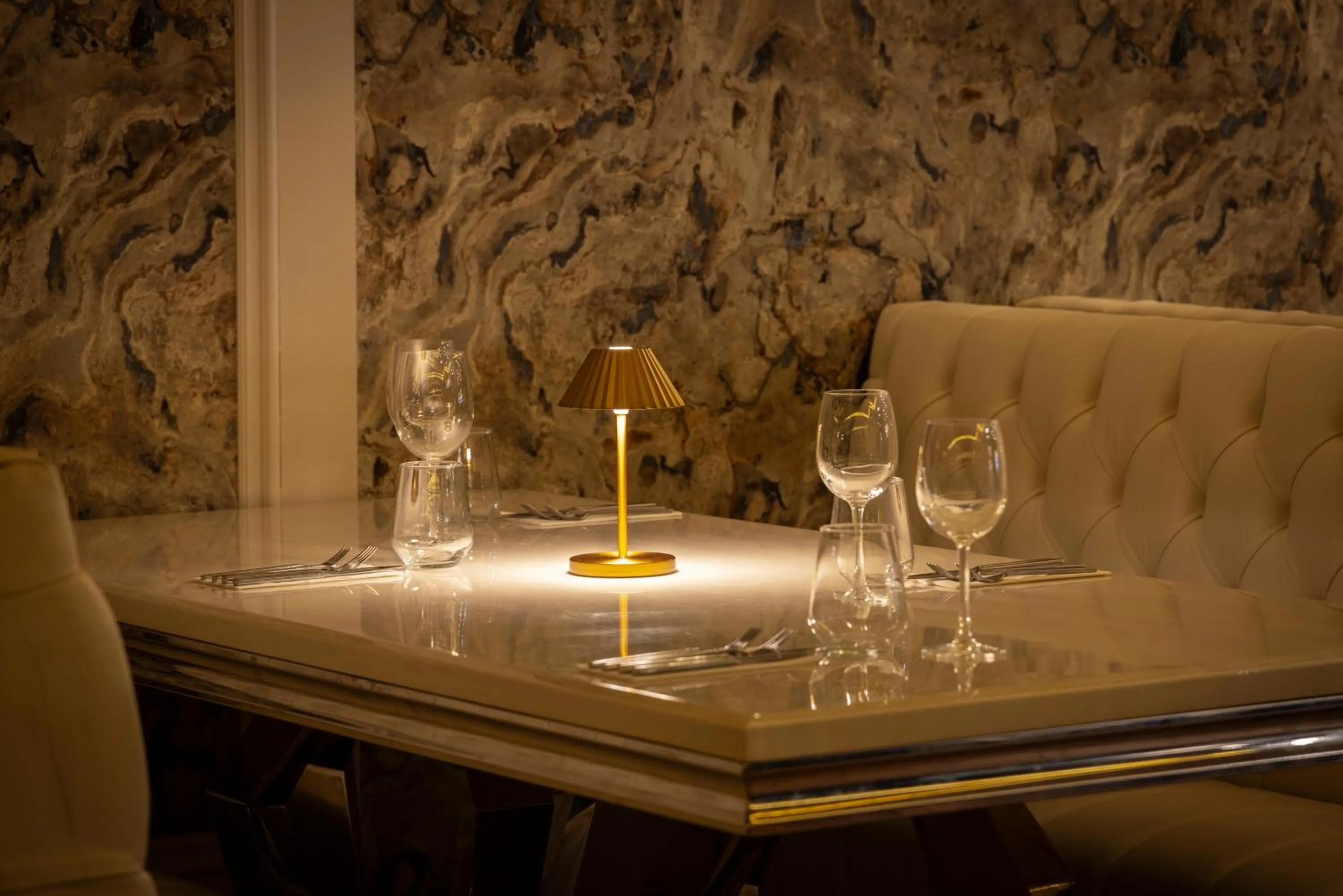 Restaurant/places to eat in Lawlors Hotel