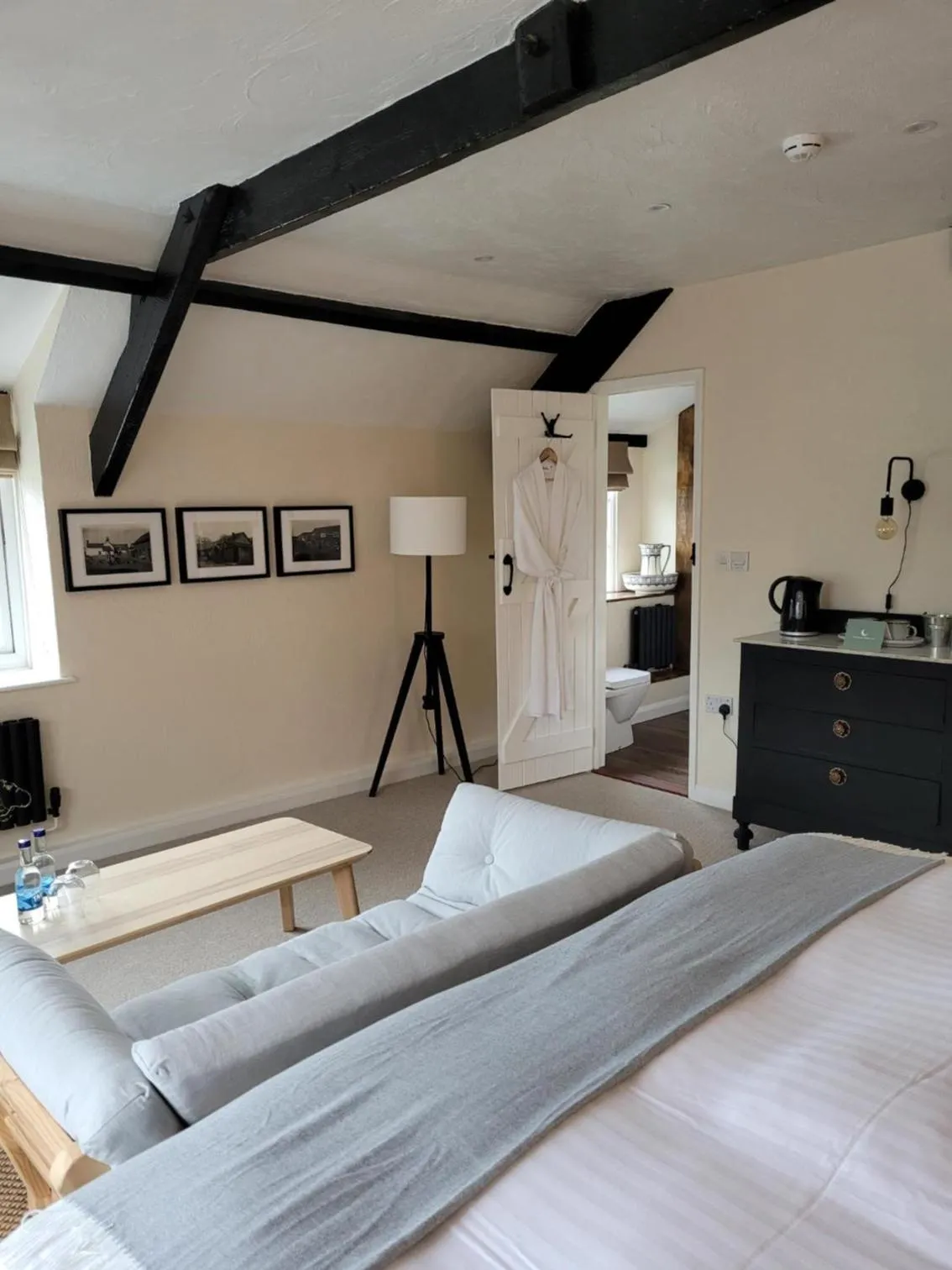 Bedroom, Bed in Half Moon Inn