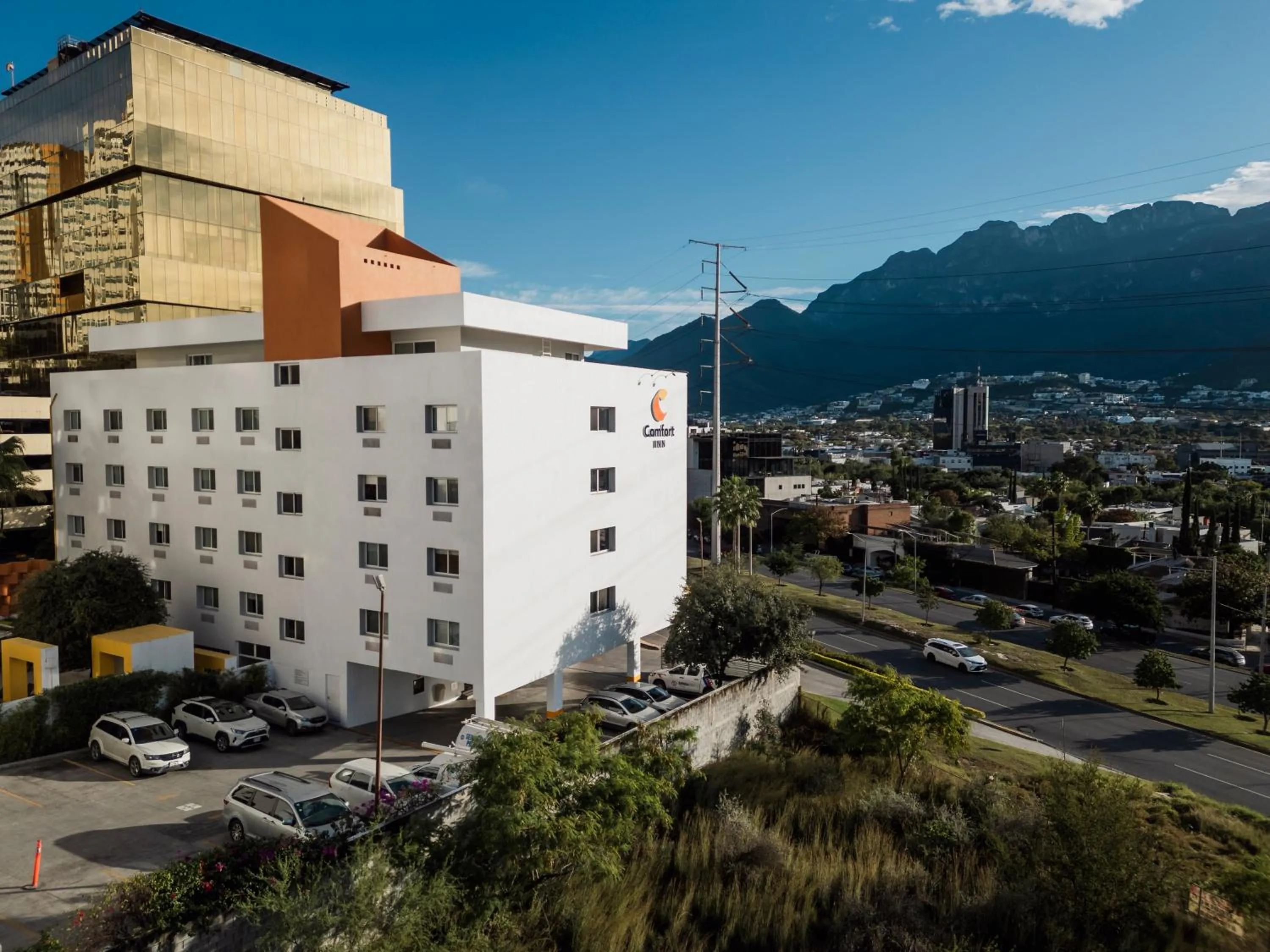 Property building in Comfort Inn Monterrey Valle