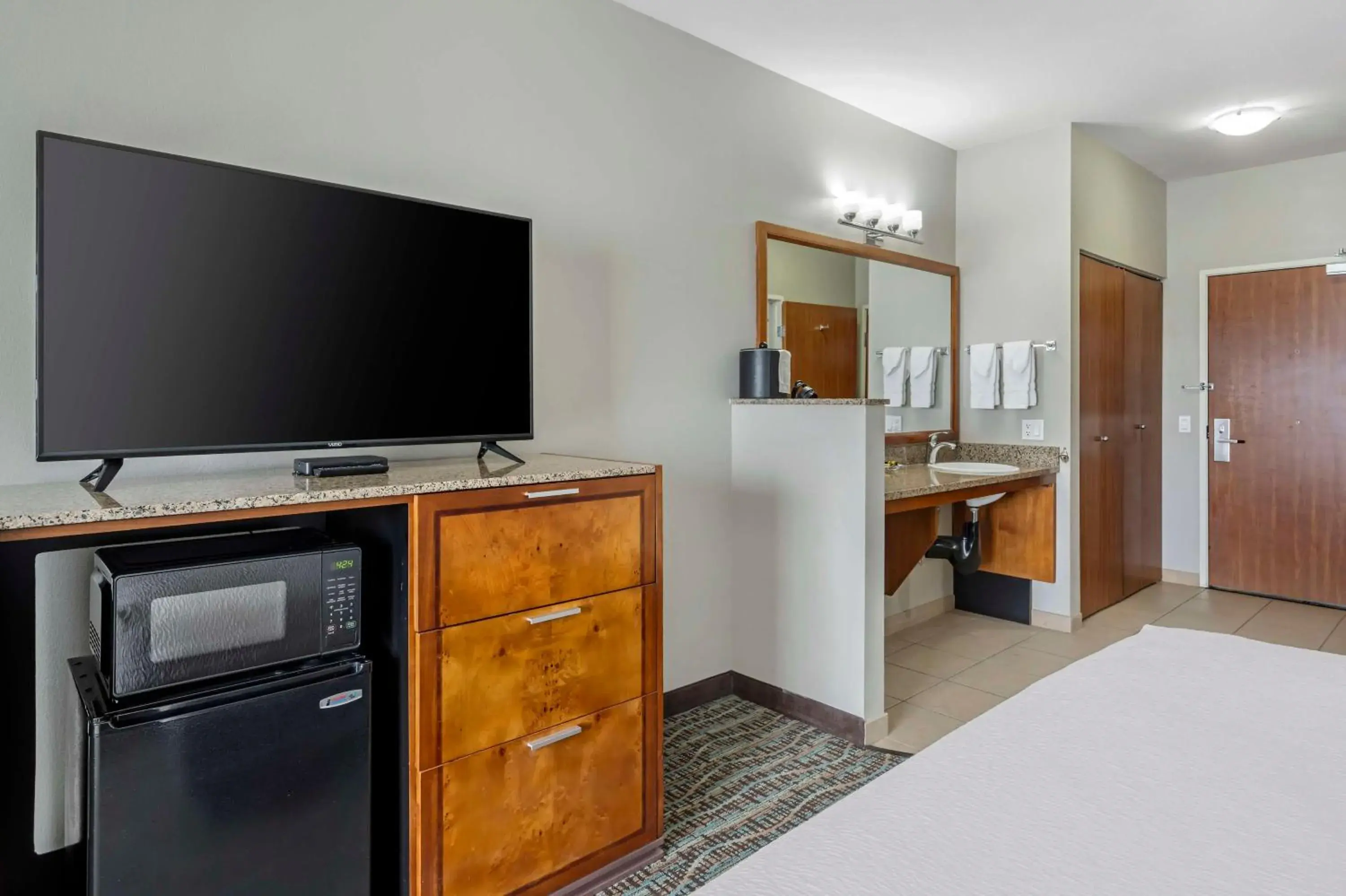 Deluxe Room with 1 King Bed and 1 Queen Bed - Disability Access - Non Smoking in Best Western PLUS Peppertree Inn at Omak Deluxe Room with 1 King Bed and 1 Queen Bed - Disability Access - Non Smoking in Best Western PLUS Peppertree Inn at Omak