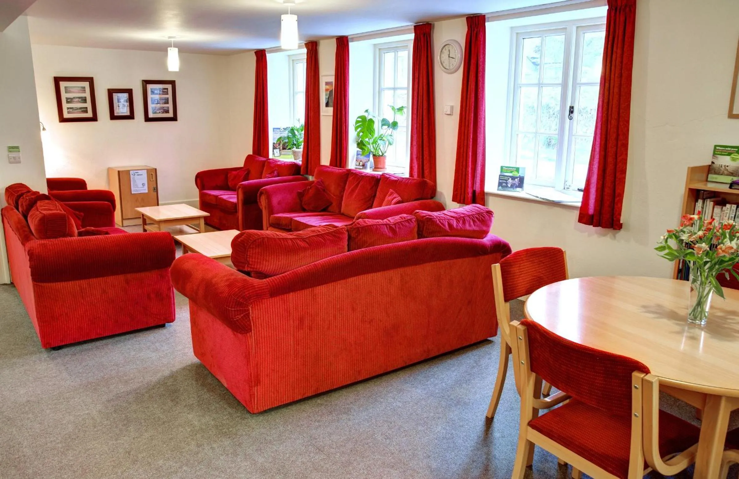 Living room in YHA Boscastle