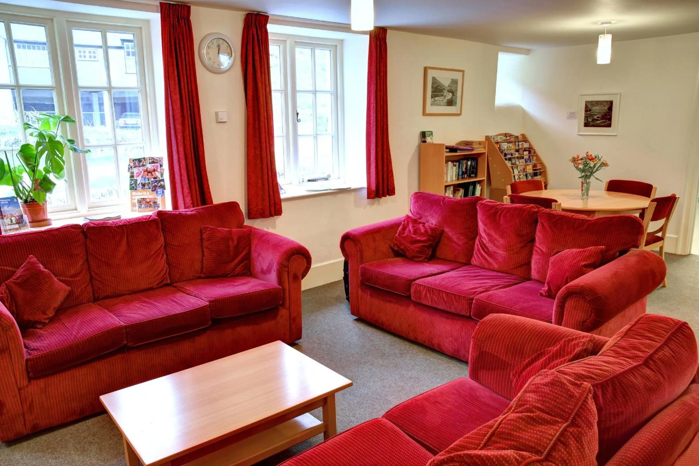 Living room in YHA Boscastle