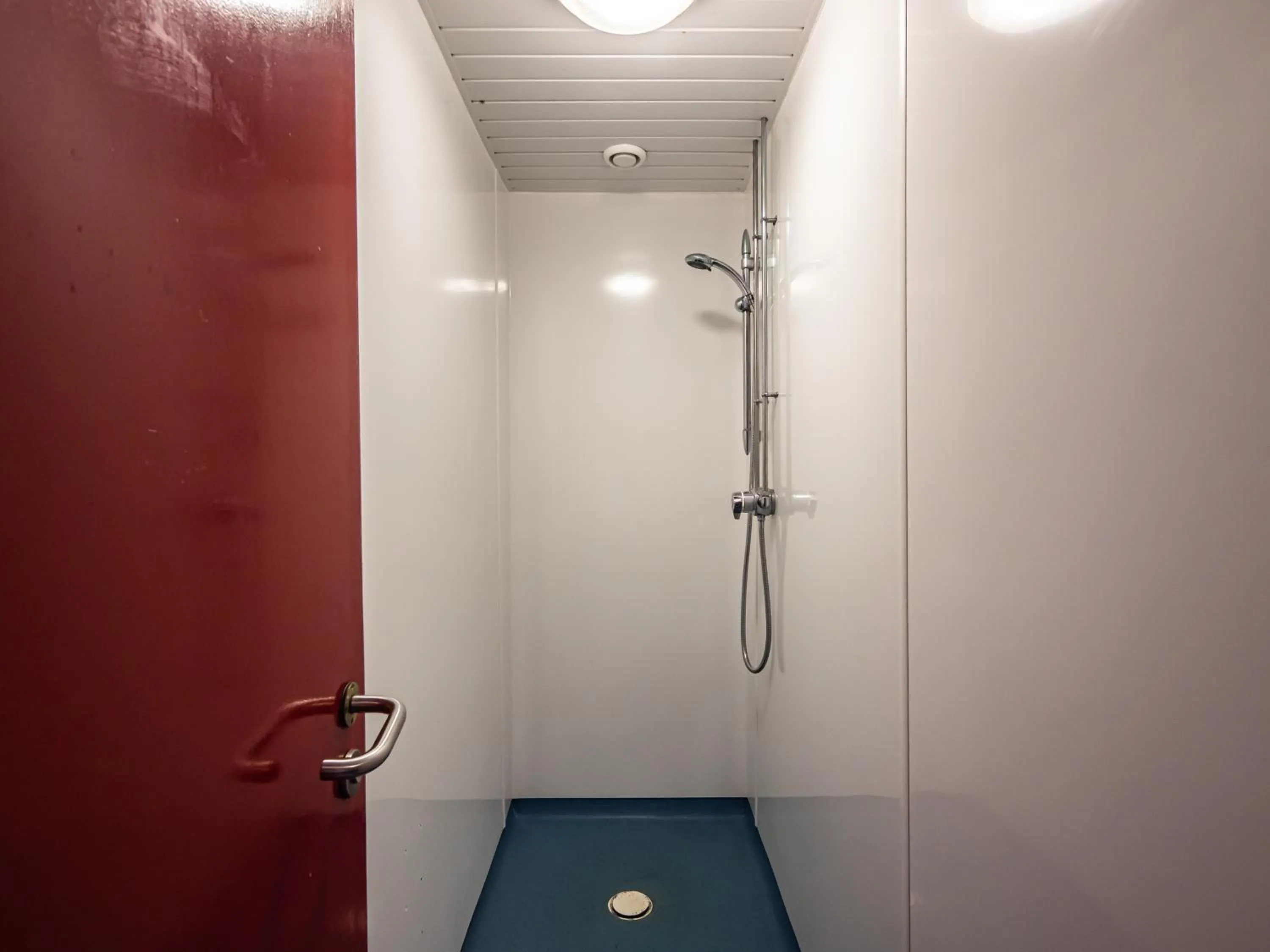 Shower in YHA London Lee Valley
