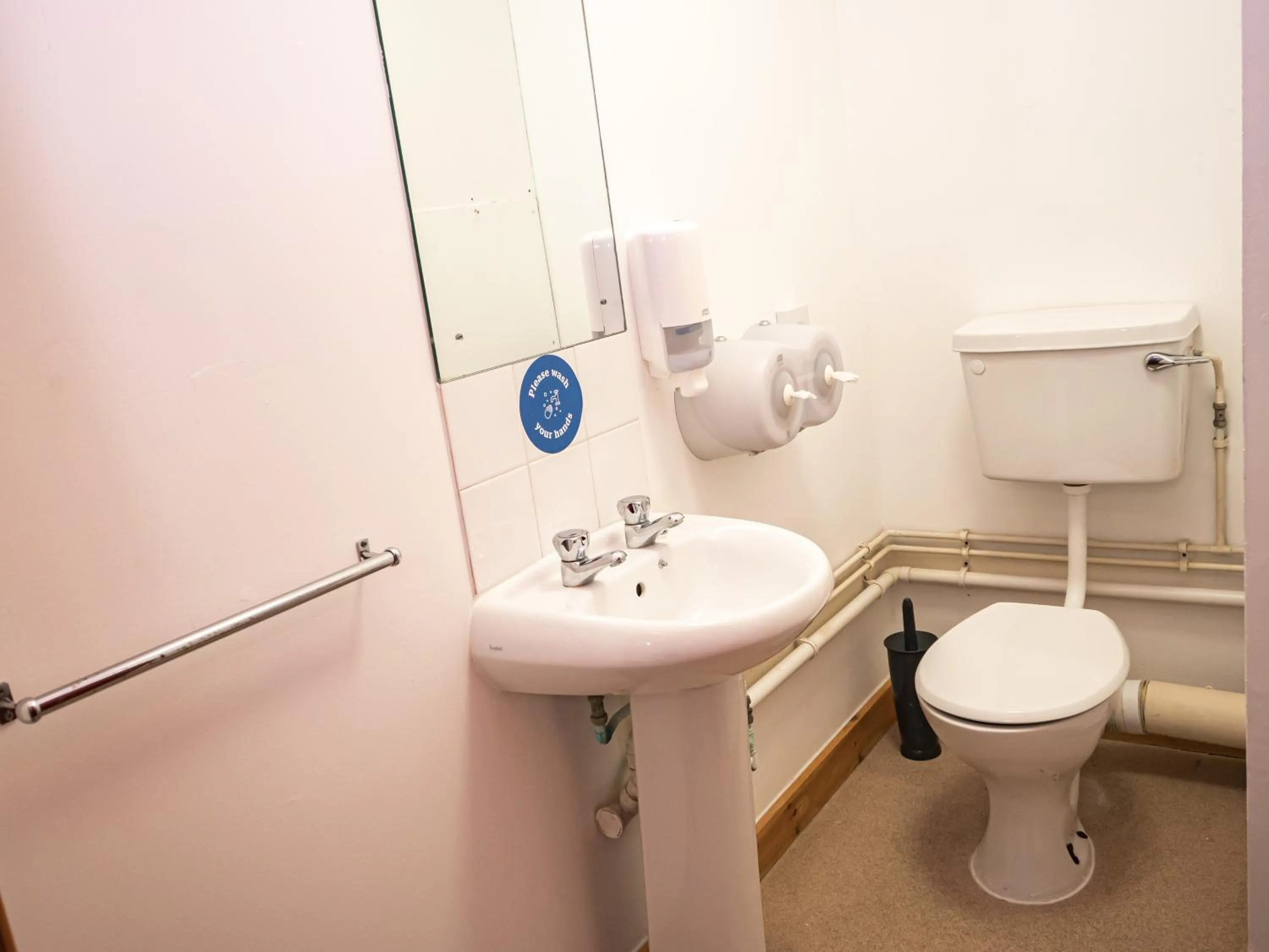 Toilet in YHA London Lee Valley