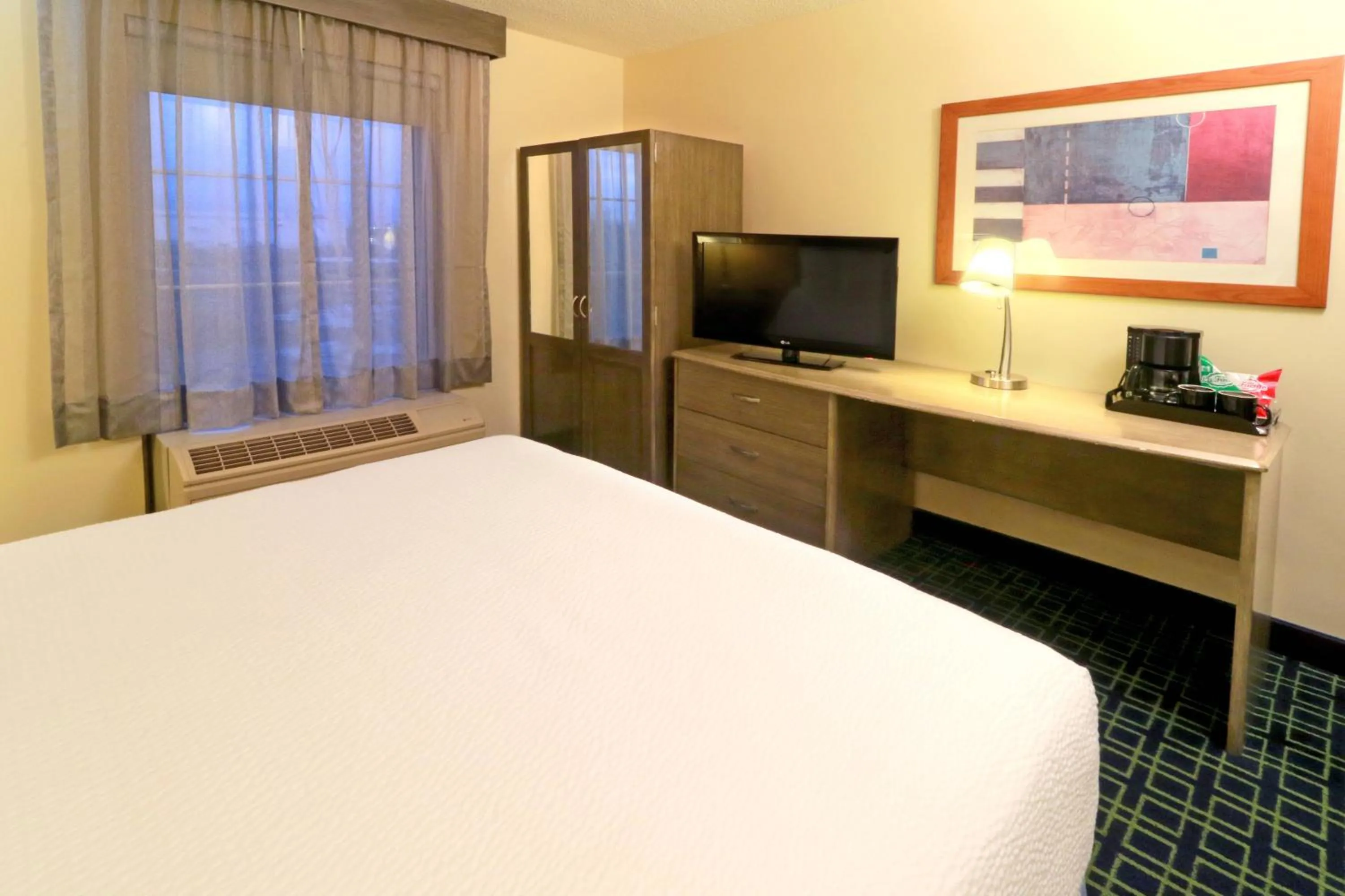 Photo of the whole room, Bed in Wyndham Garden Monterrey Aeropuerto