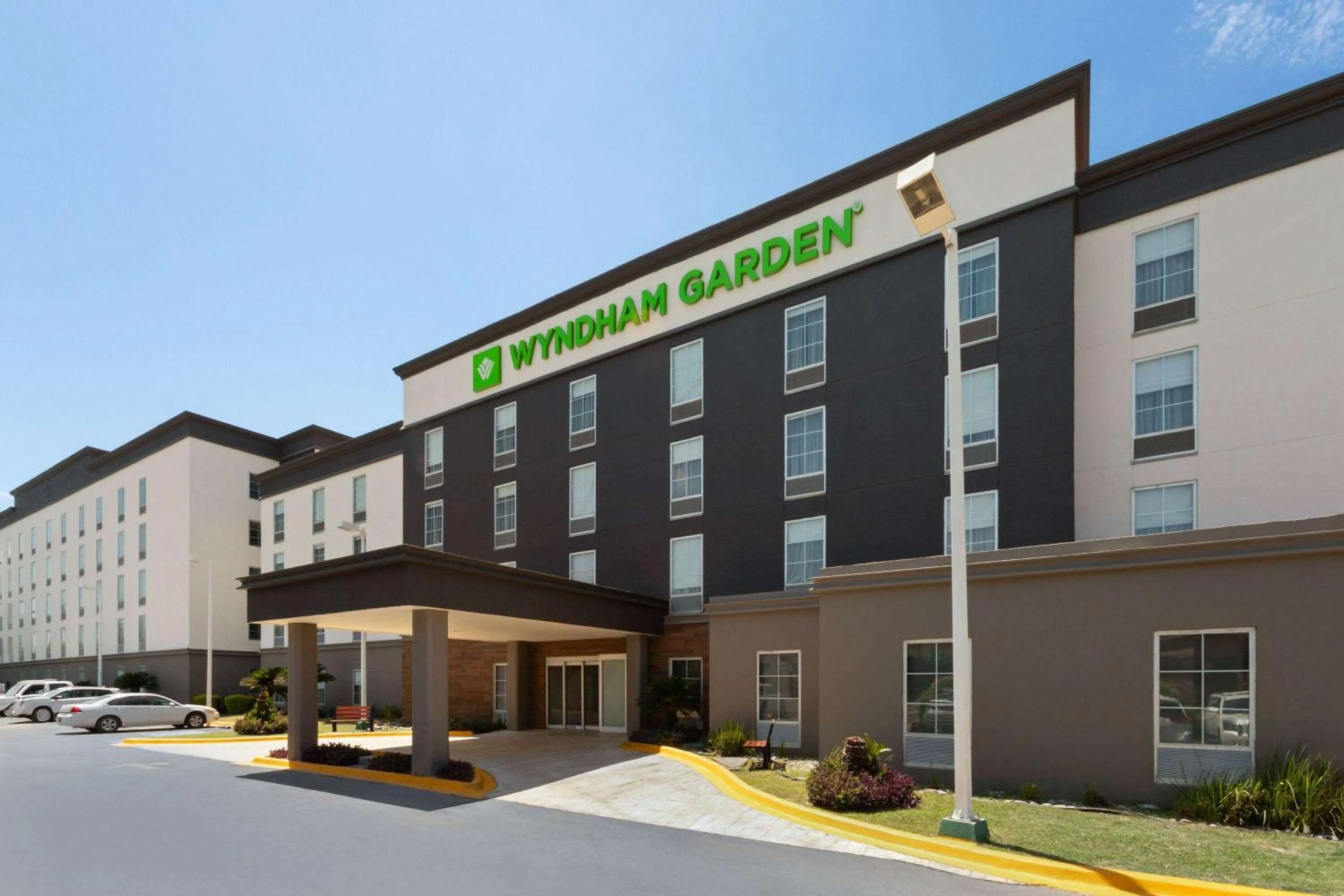 Property building in Wyndham Garden Monterrey Aeropuerto