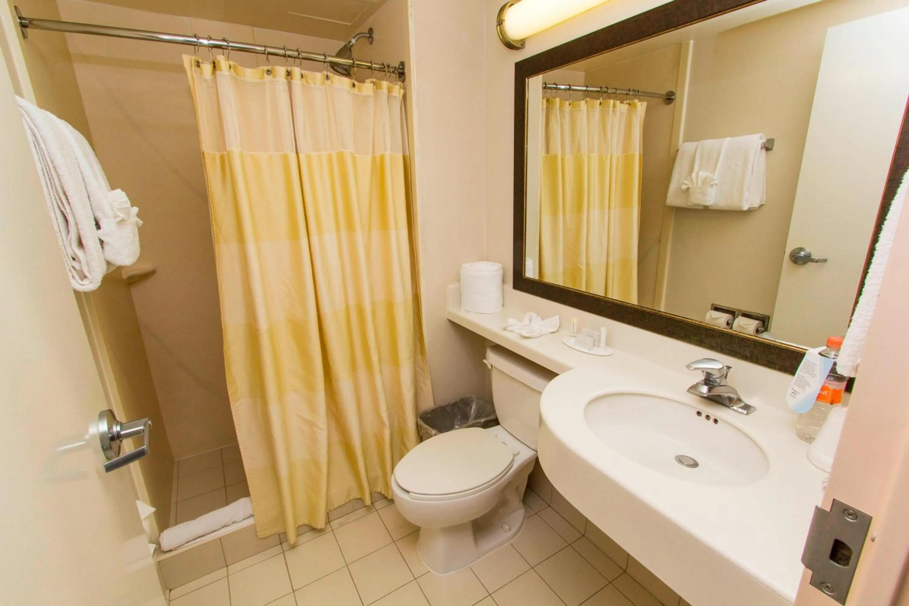 Shower in Wyndham Garden Monterrey Aeropuerto