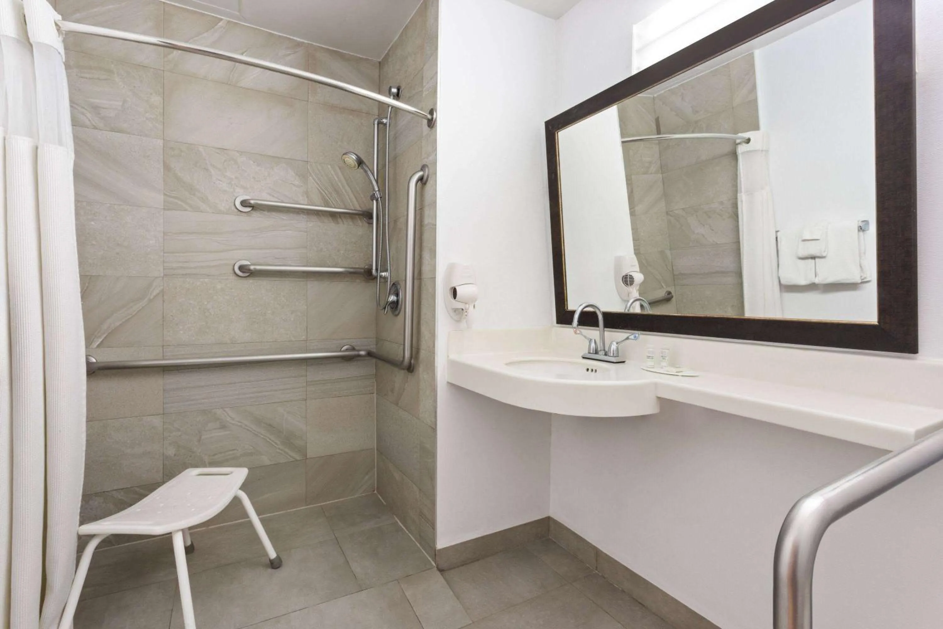 Shower in Wyndham Garden Monterrey Aeropuerto