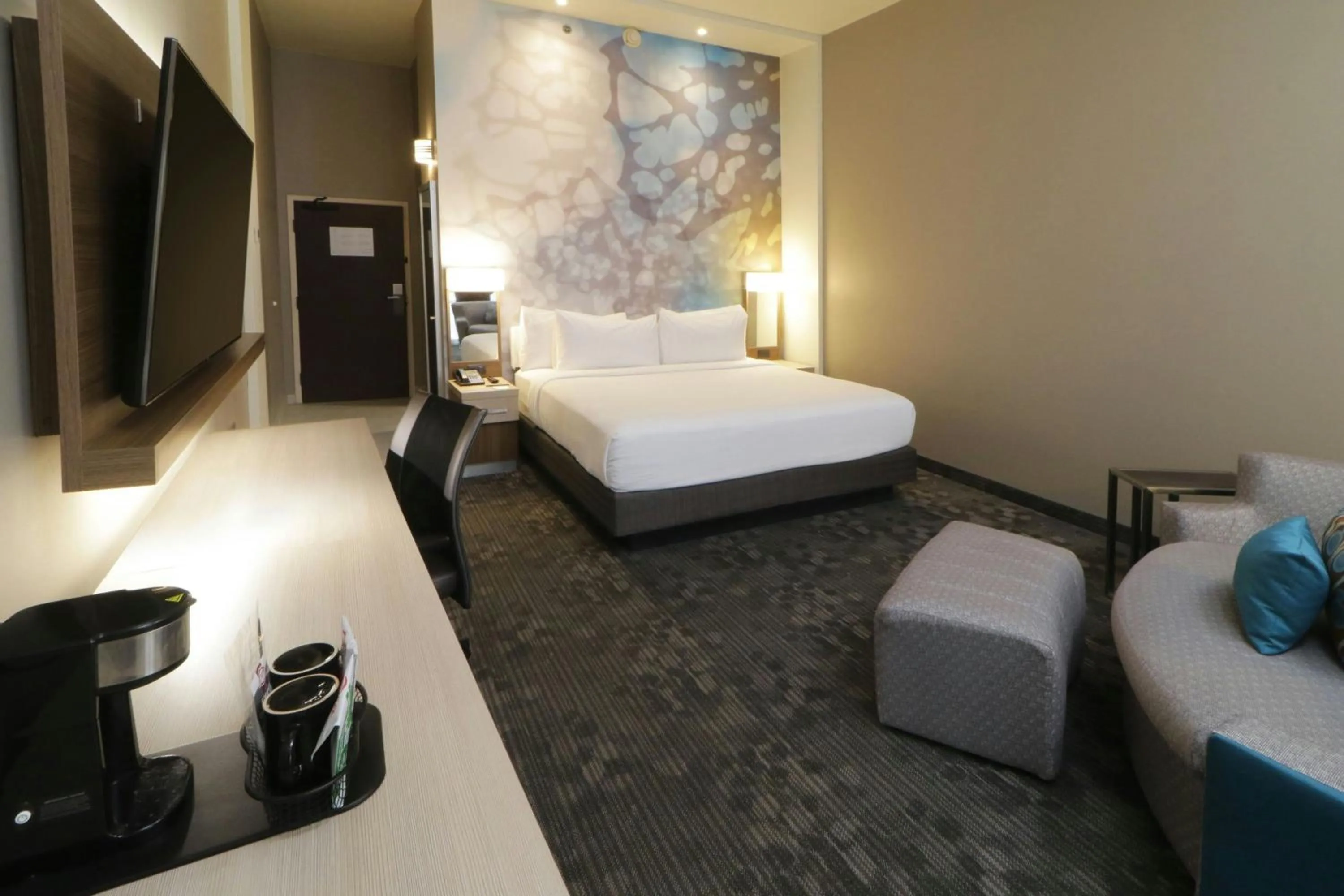 Photo of the whole room, Bed in Courtyard Monterrey Airport