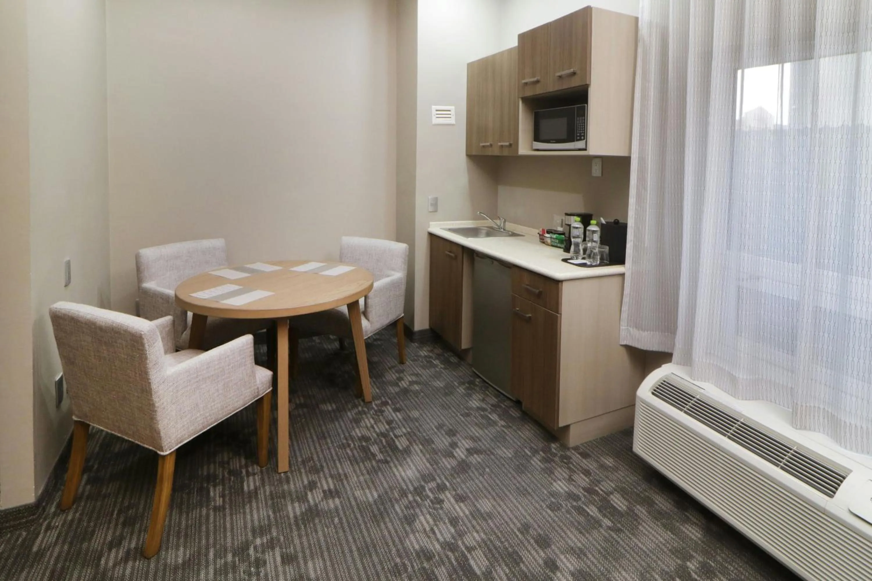 Photo of the whole room in Courtyard Monterrey Airport