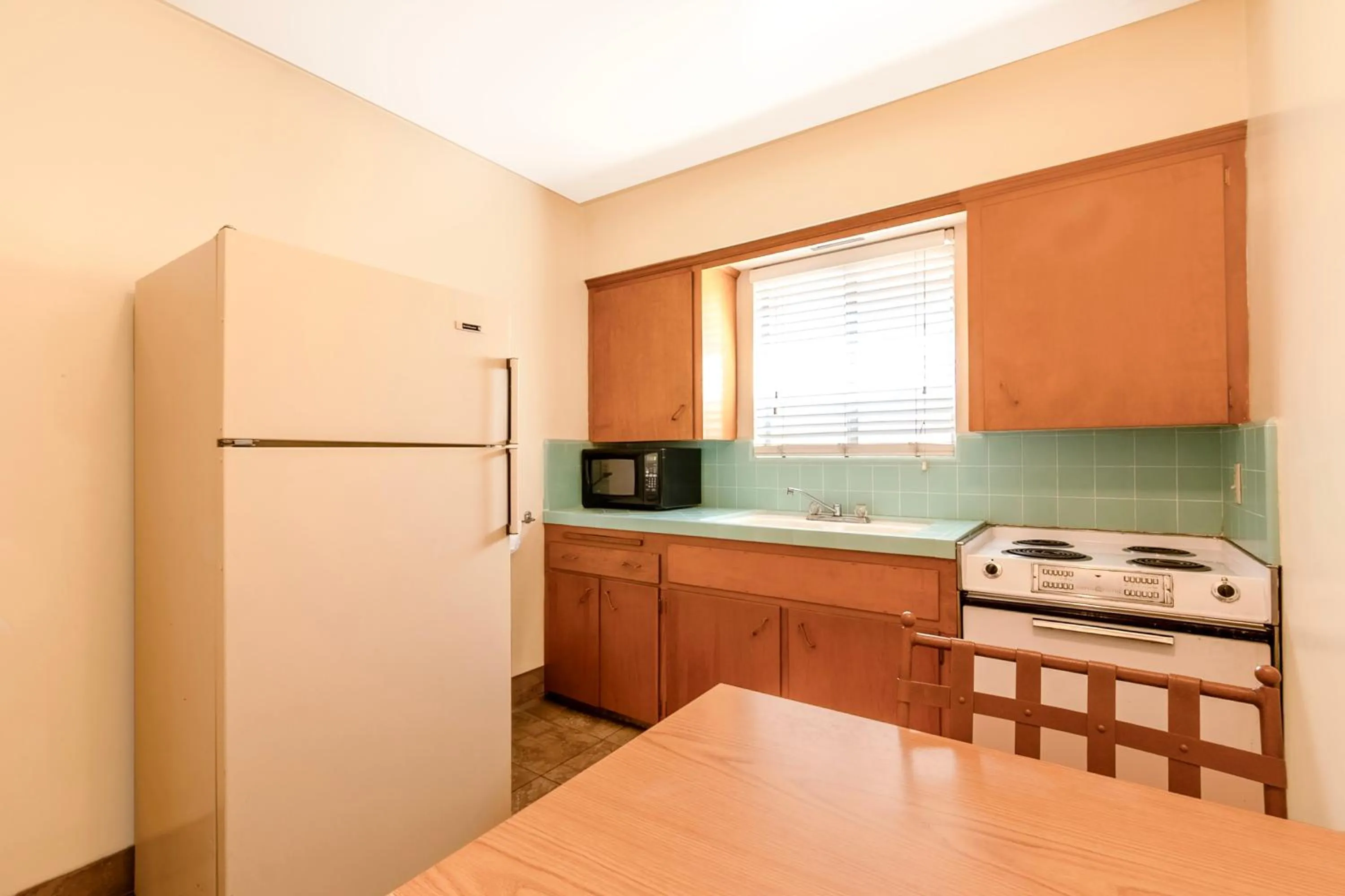 Kitchen or kitchenette in Historic Coronado Motor Hotel by OYO