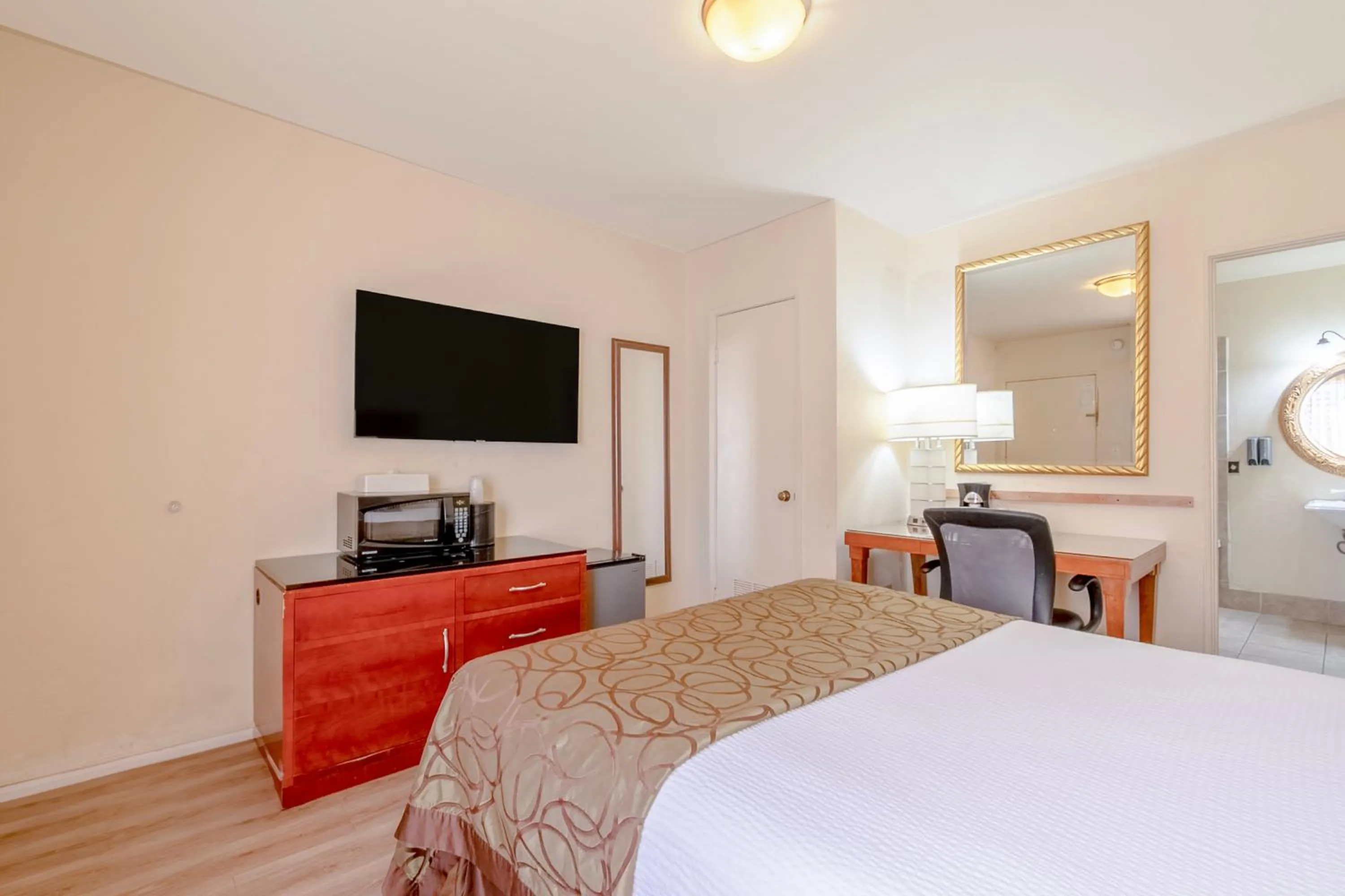 Bedroom, Bed in Historic Coronado Motor Hotel by OYO