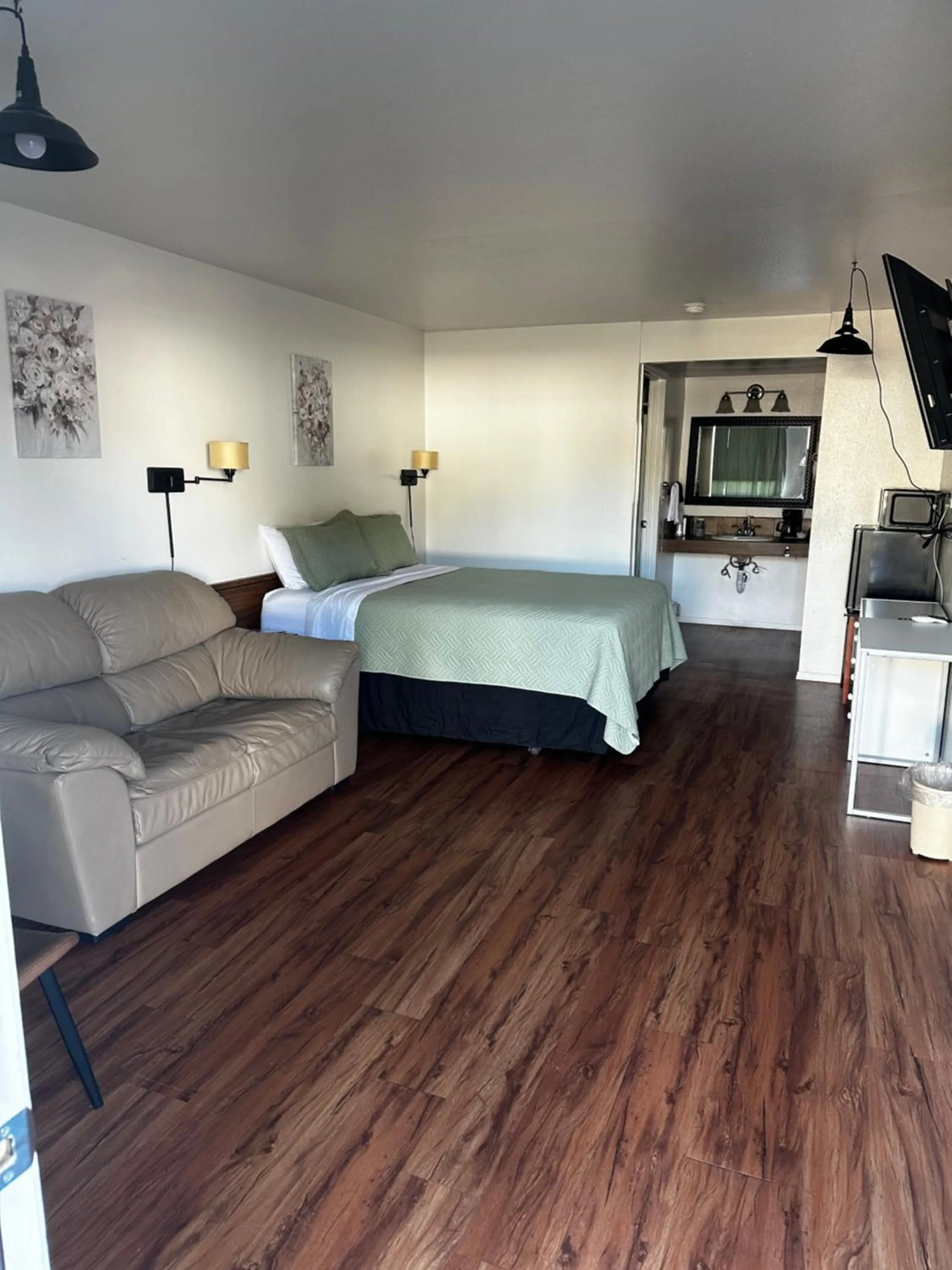 Photo of the whole room, Bed in State Street Motel