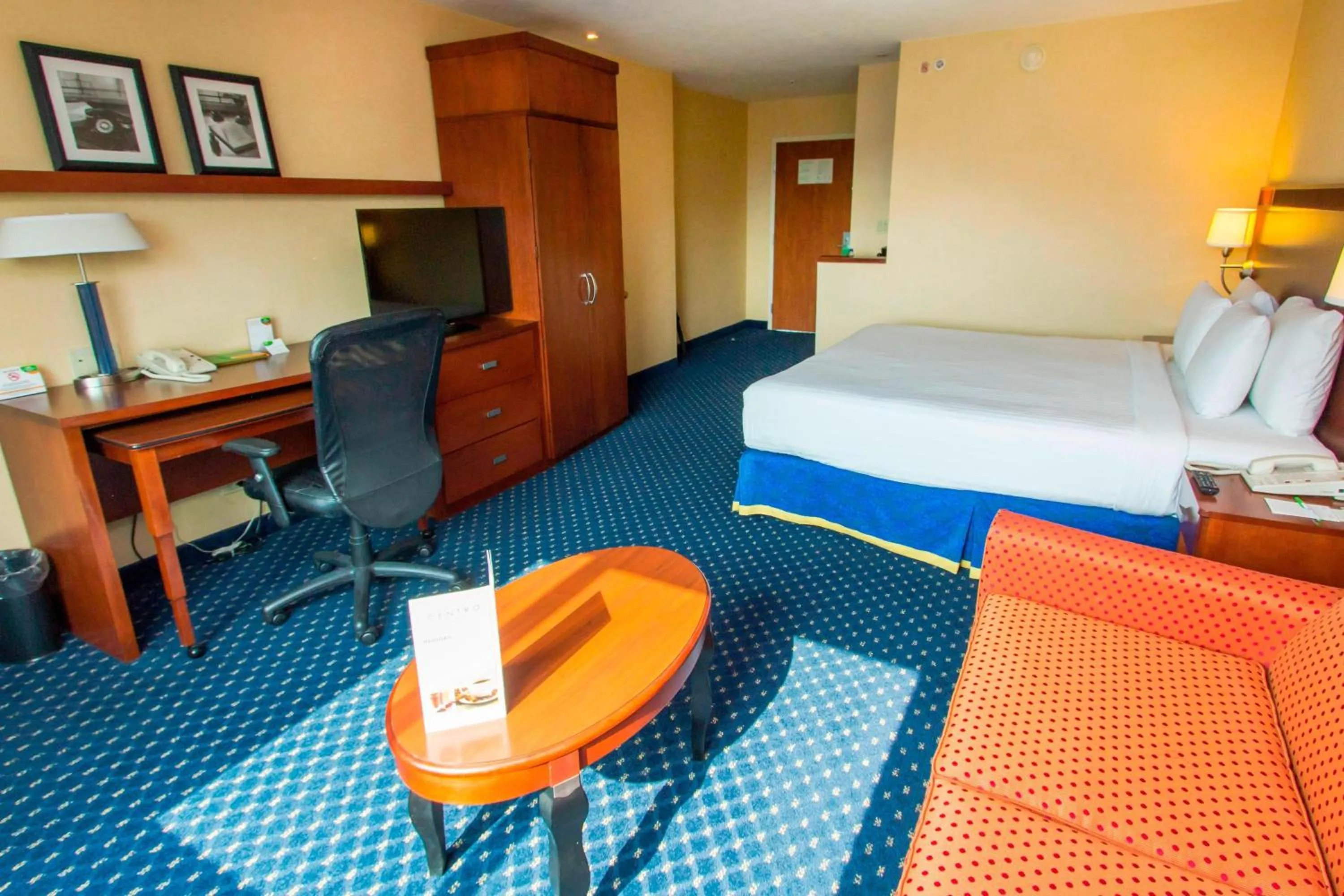 Photo of the whole room, Bed in Courtyard Monterrey San Jeronimo