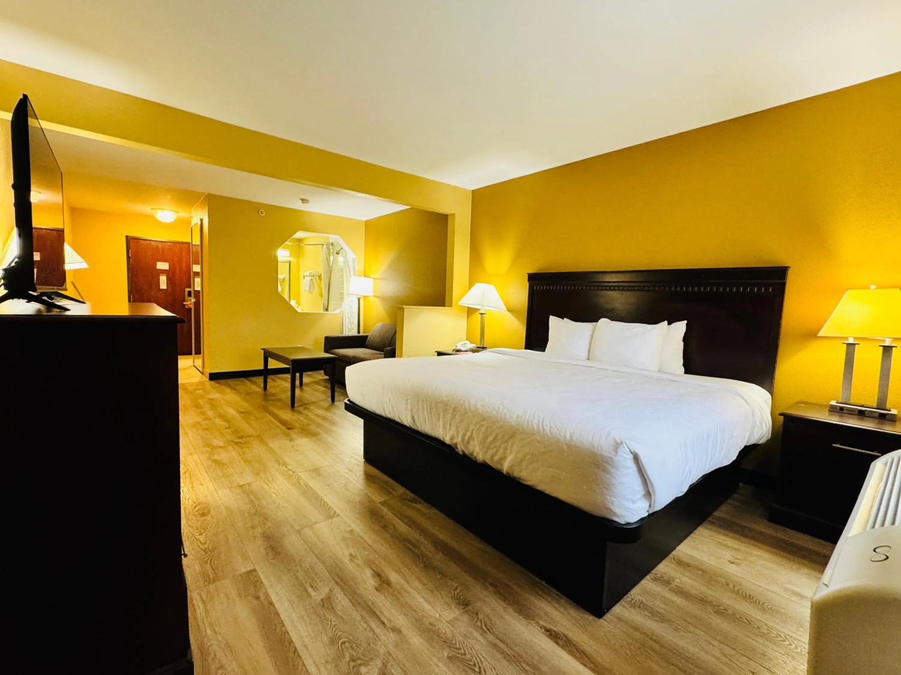 Bed in Econo Lodge Inn & Suites Monroe