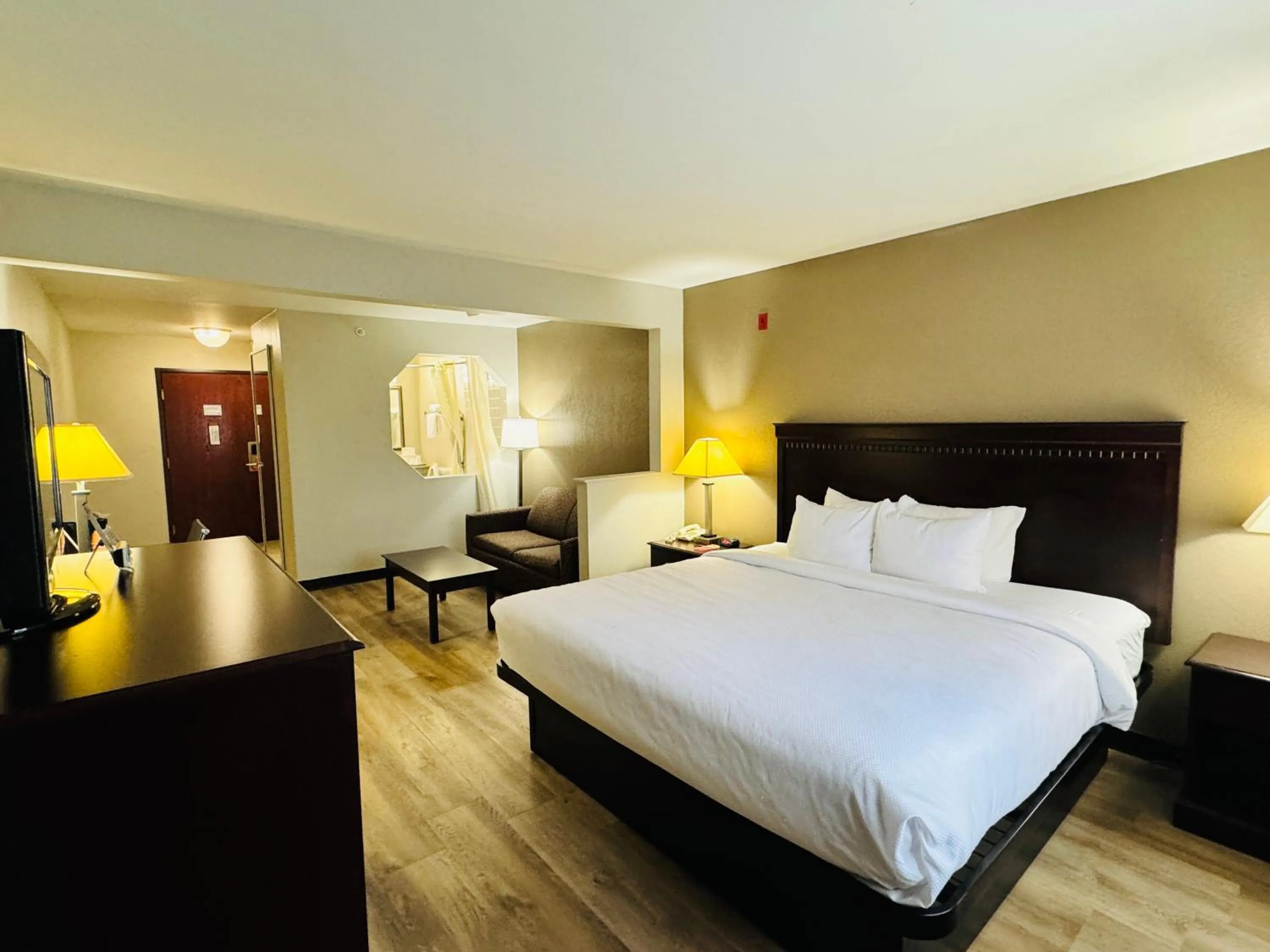 Bed in Econo Lodge Inn & Suites Monroe