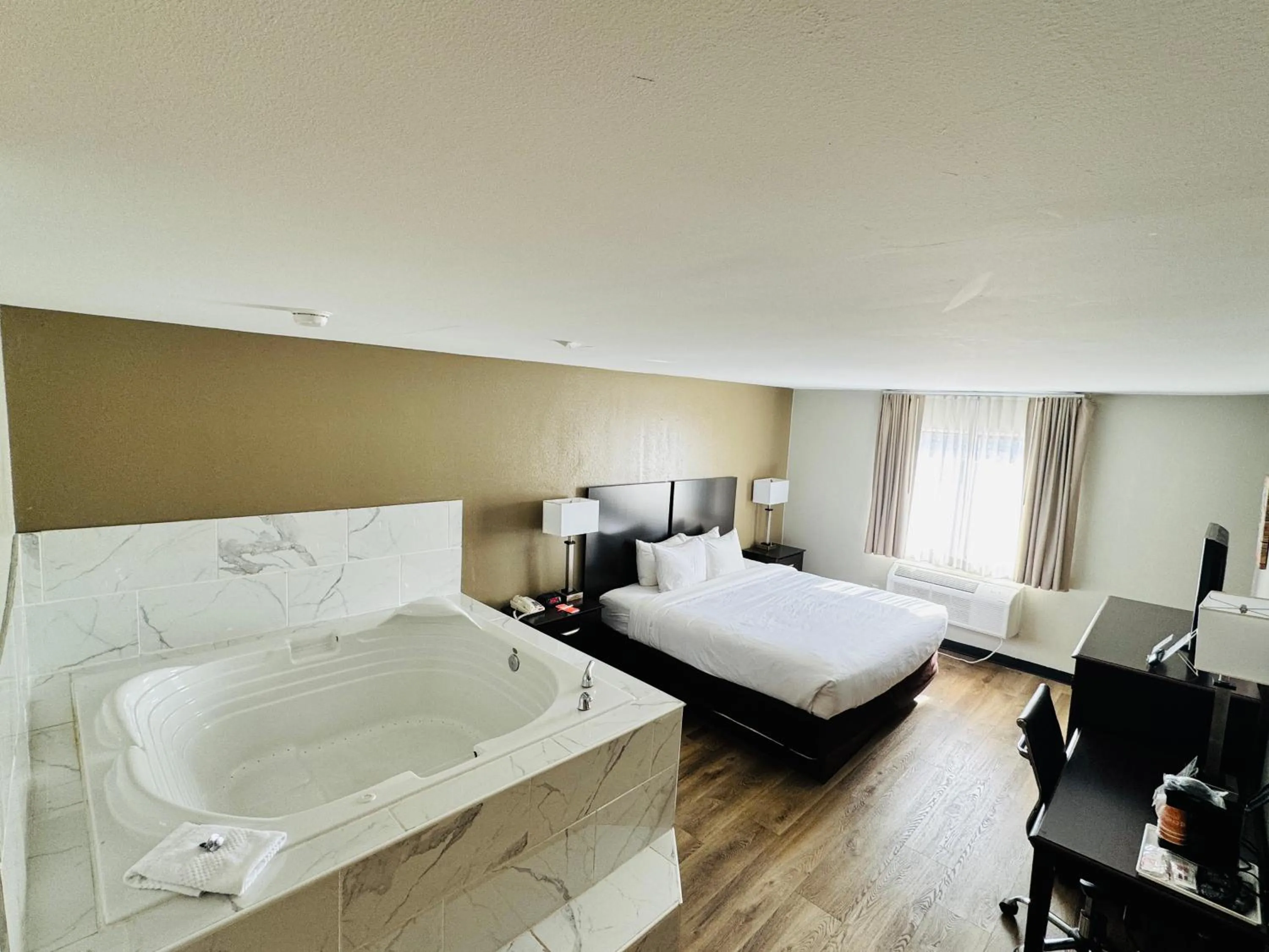 Bed in Econo Lodge Inn & Suites Monroe