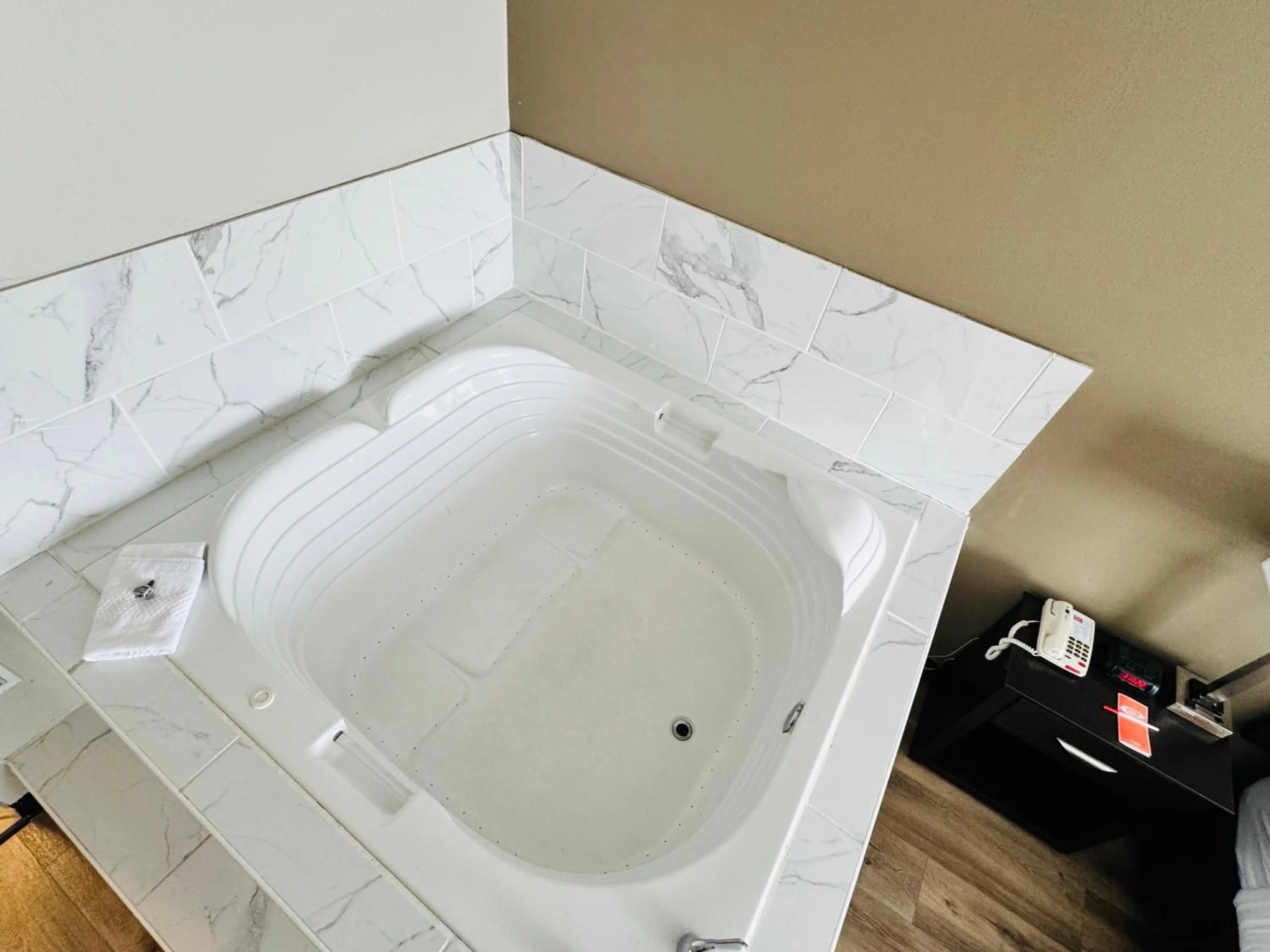 Econo Lodge Inn & Suites Monroe